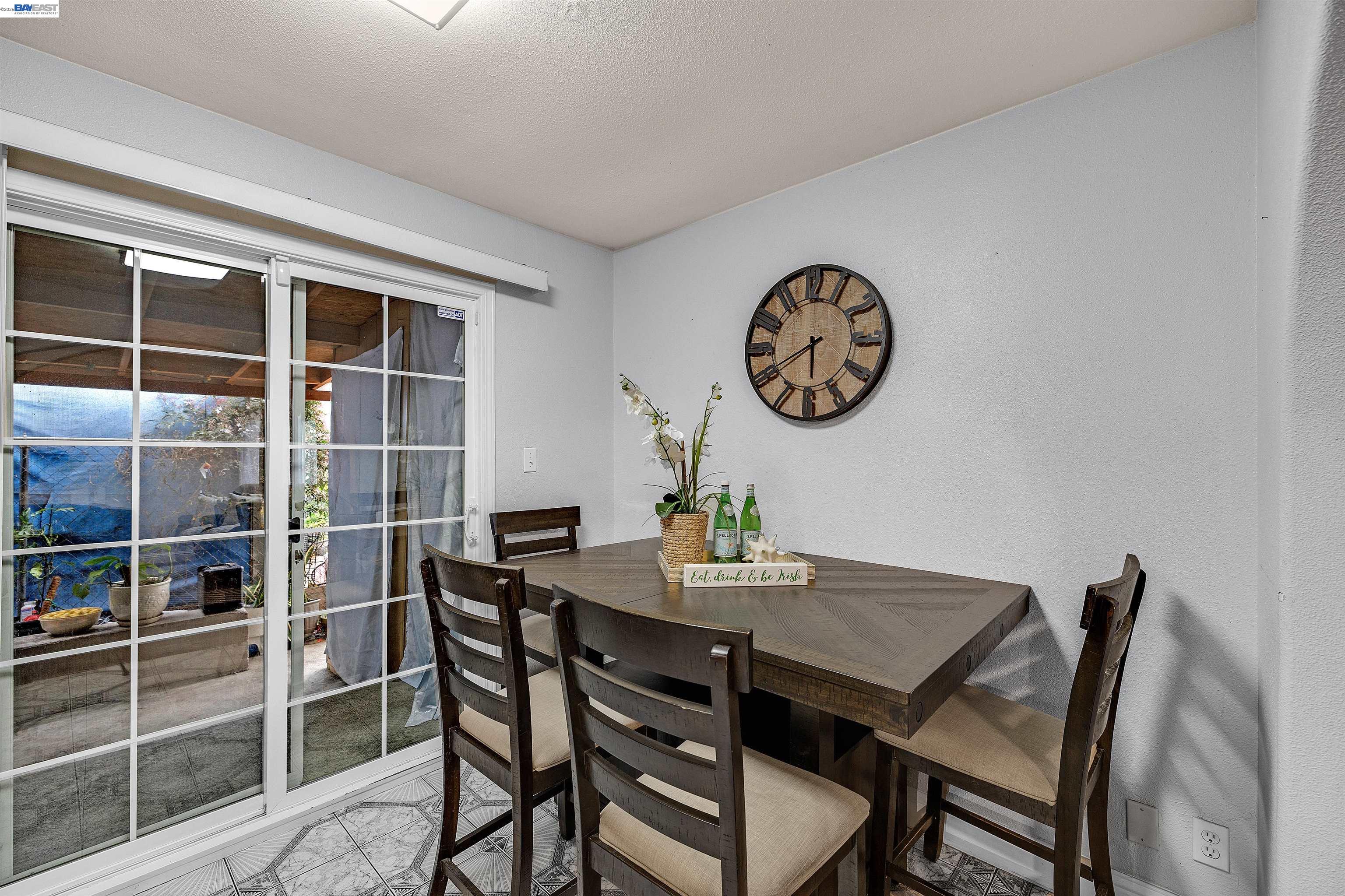 Detail Gallery Image 8 of 28 For 1615 85th Ave, Oakland,  CA 94621 - 3 Beds | 2 Baths