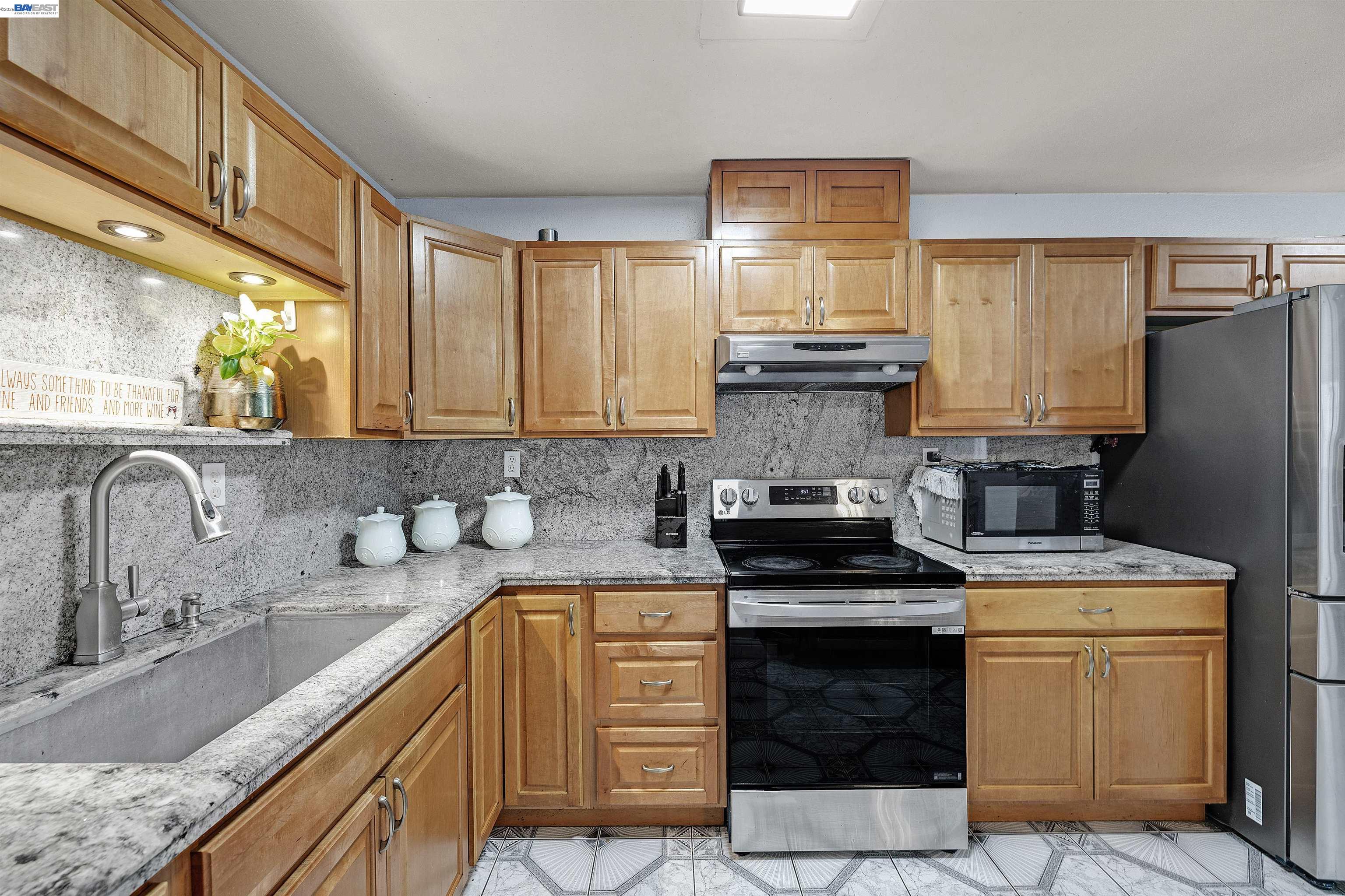 Detail Gallery Image 10 of 28 For 1615 85th Ave, Oakland,  CA 94621 - 3 Beds | 2 Baths