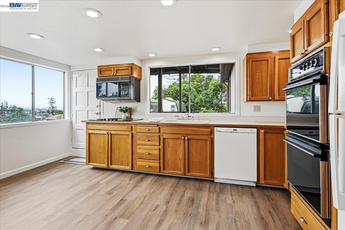 Detail Gallery Image 16 of 57 For 18425 Pepper St, Castro Valley,  CA 94546 - 4 Beds | 2 Baths