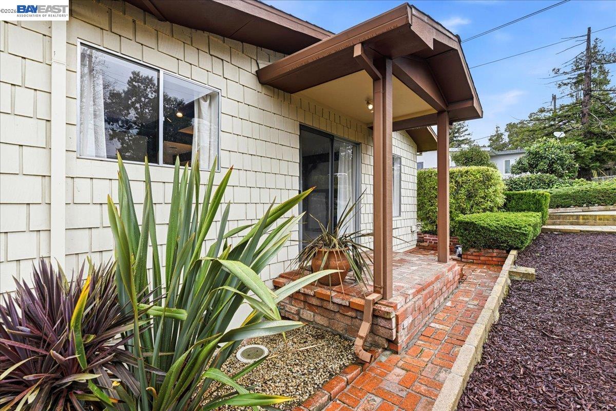 Detail Gallery Image 4 of 57 For 18425 Pepper St, Castro Valley,  CA 94546 - 4 Beds | 2 Baths