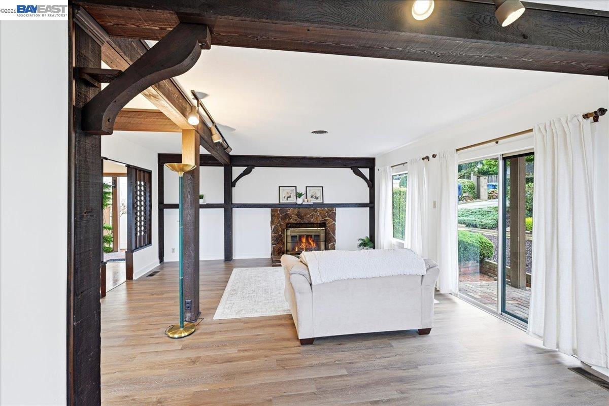 Detail Gallery Image 10 of 57 For 18425 Pepper St, Castro Valley,  CA 94546 - 4 Beds | 2 Baths