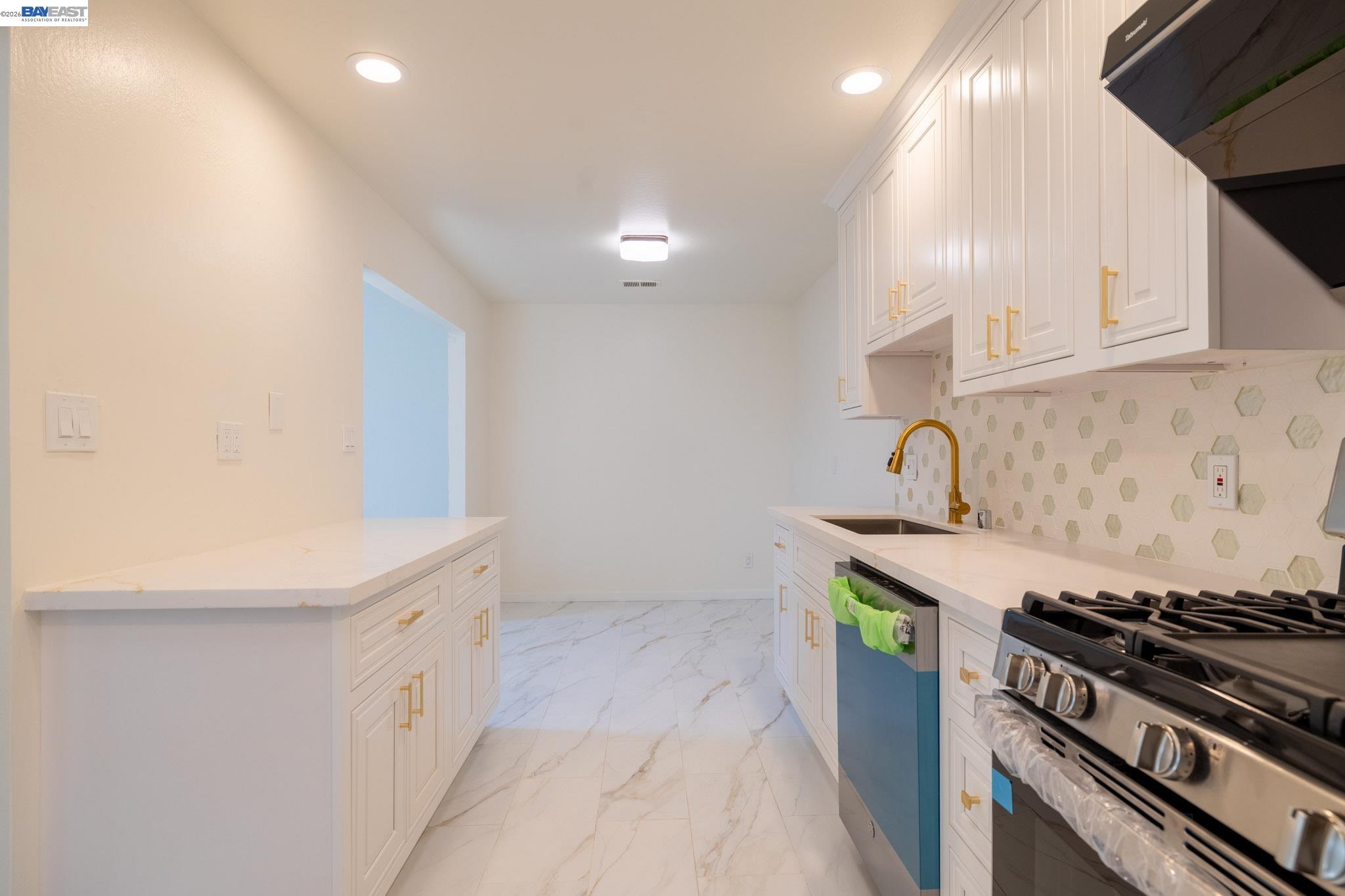 Detail Gallery Image 11 of 42 For 2540 E 16th St, Oakland,  CA 94601 - 3 Beds | 2 Baths