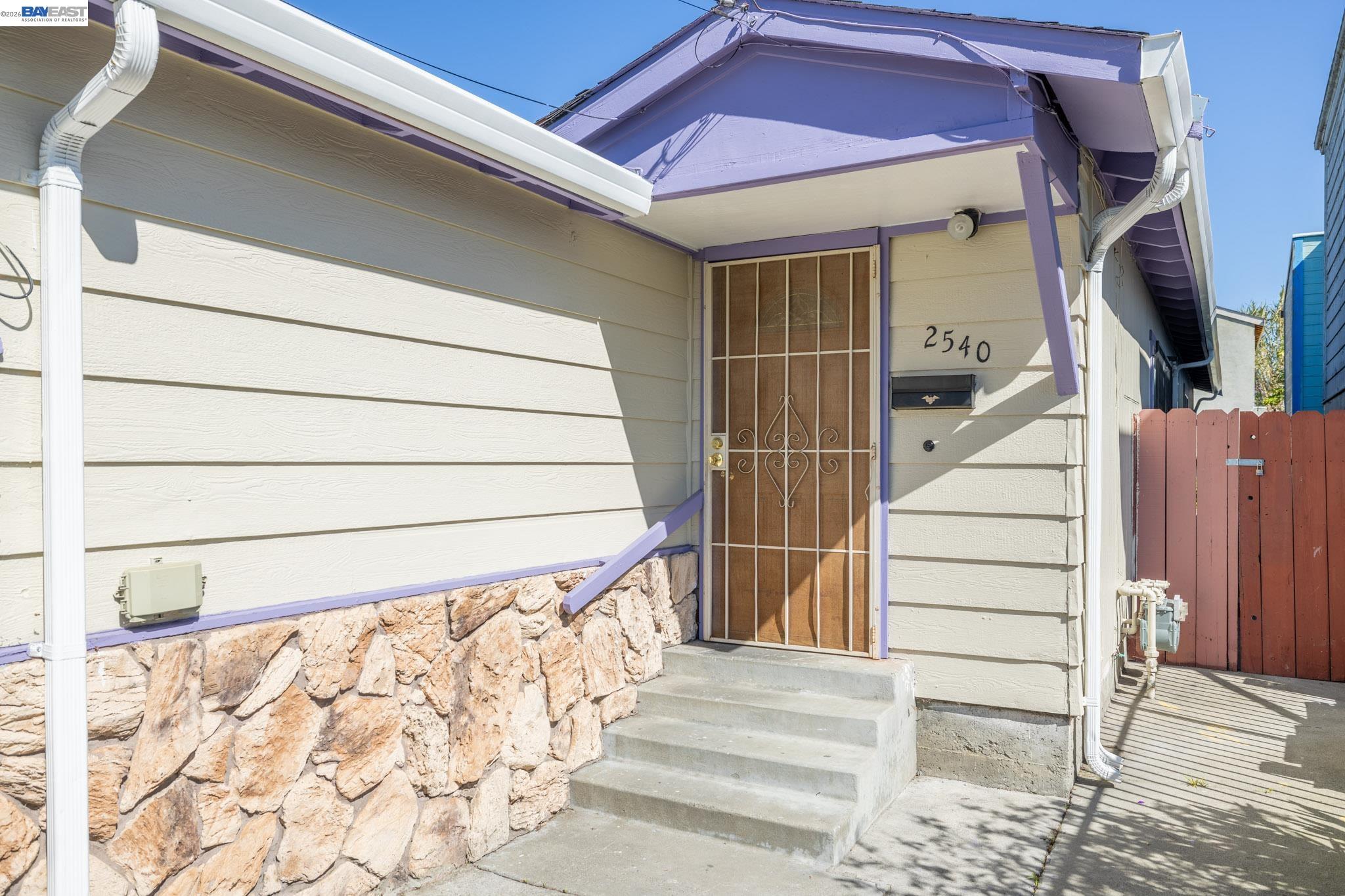 Detail Gallery Image 3 of 42 For 2540 E 16th St, Oakland,  CA 94601 - 3 Beds | 2 Baths