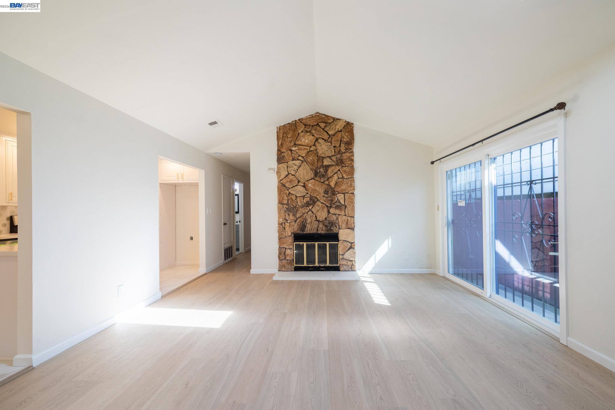 Detail Gallery Image 4 of 42 For 2540 E 16th St, Oakland,  CA 94601 - 3 Beds | 2 Baths