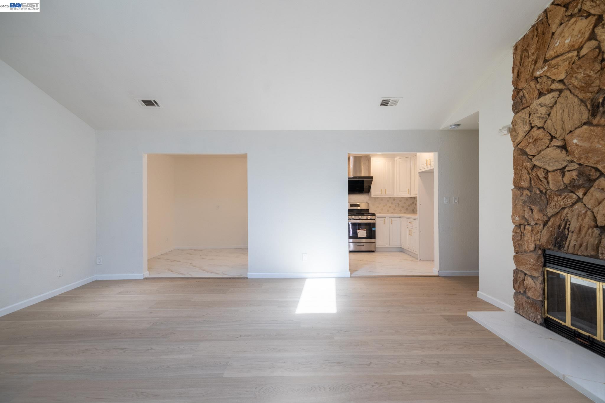 Detail Gallery Image 6 of 42 For 2540 E 16th St, Oakland,  CA 94601 - 3 Beds | 2 Baths