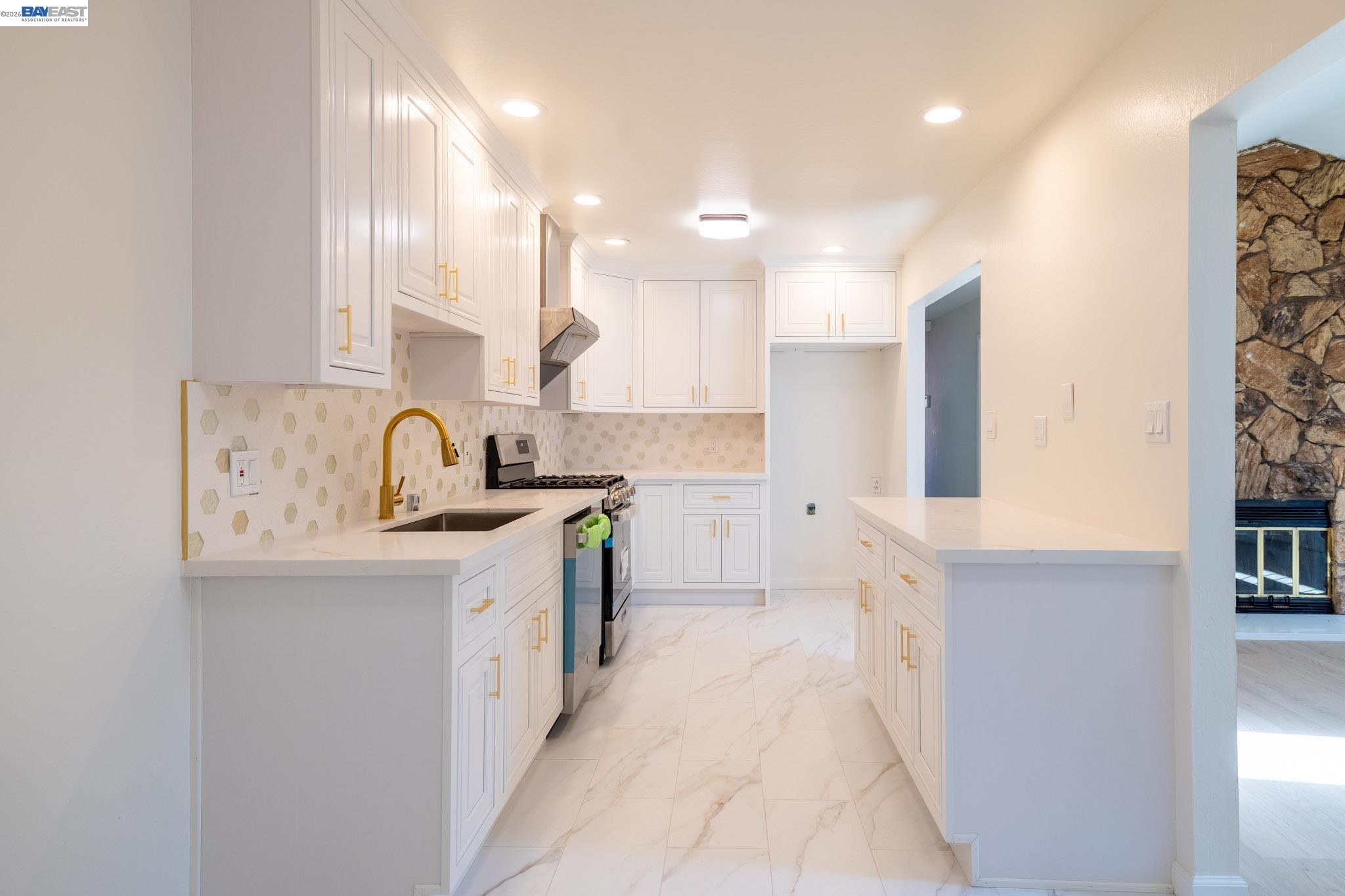 Detail Gallery Image 9 of 42 For 2540 E 16th St, Oakland,  CA 94601 - 3 Beds | 2 Baths