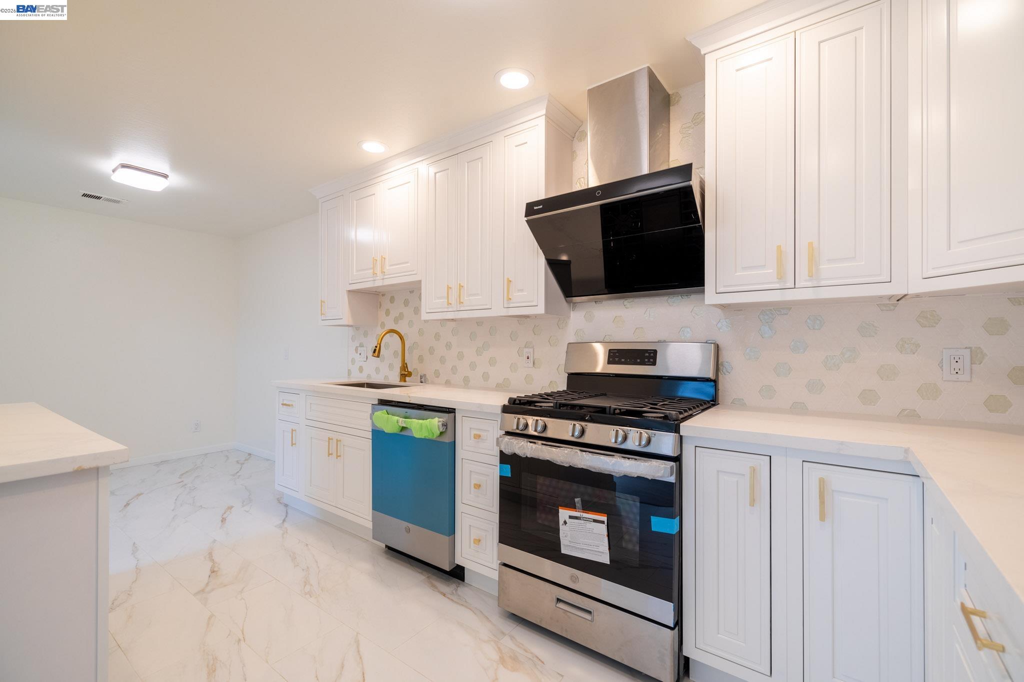 Detail Gallery Image 10 of 42 For 2540 E 16th St, Oakland,  CA 94601 - 3 Beds | 2 Baths