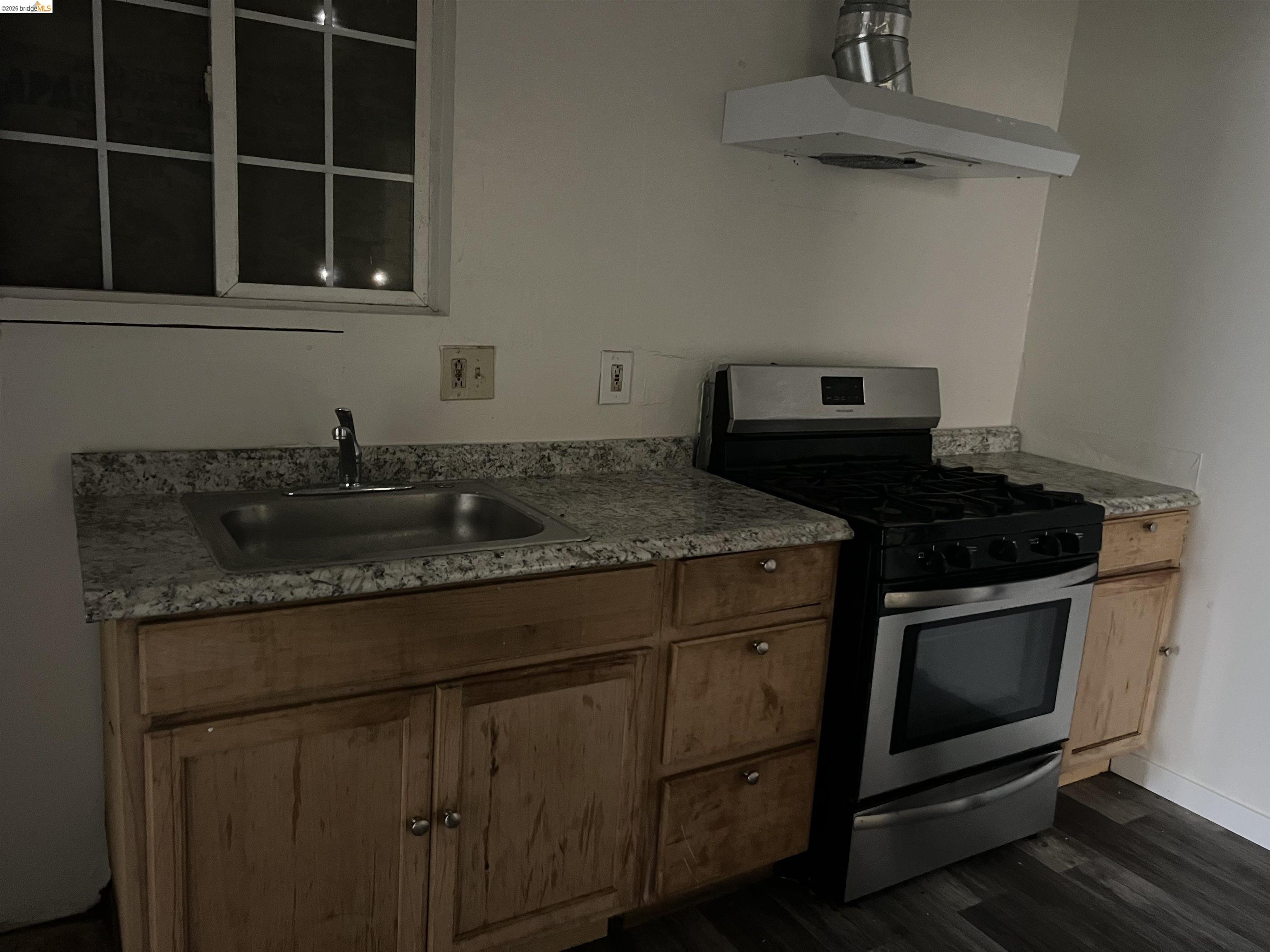 Detail Gallery Image 3 of 9 For 1217 82nd Ave, Oakland,  CA 94621 - 3 Beds | 1 Baths