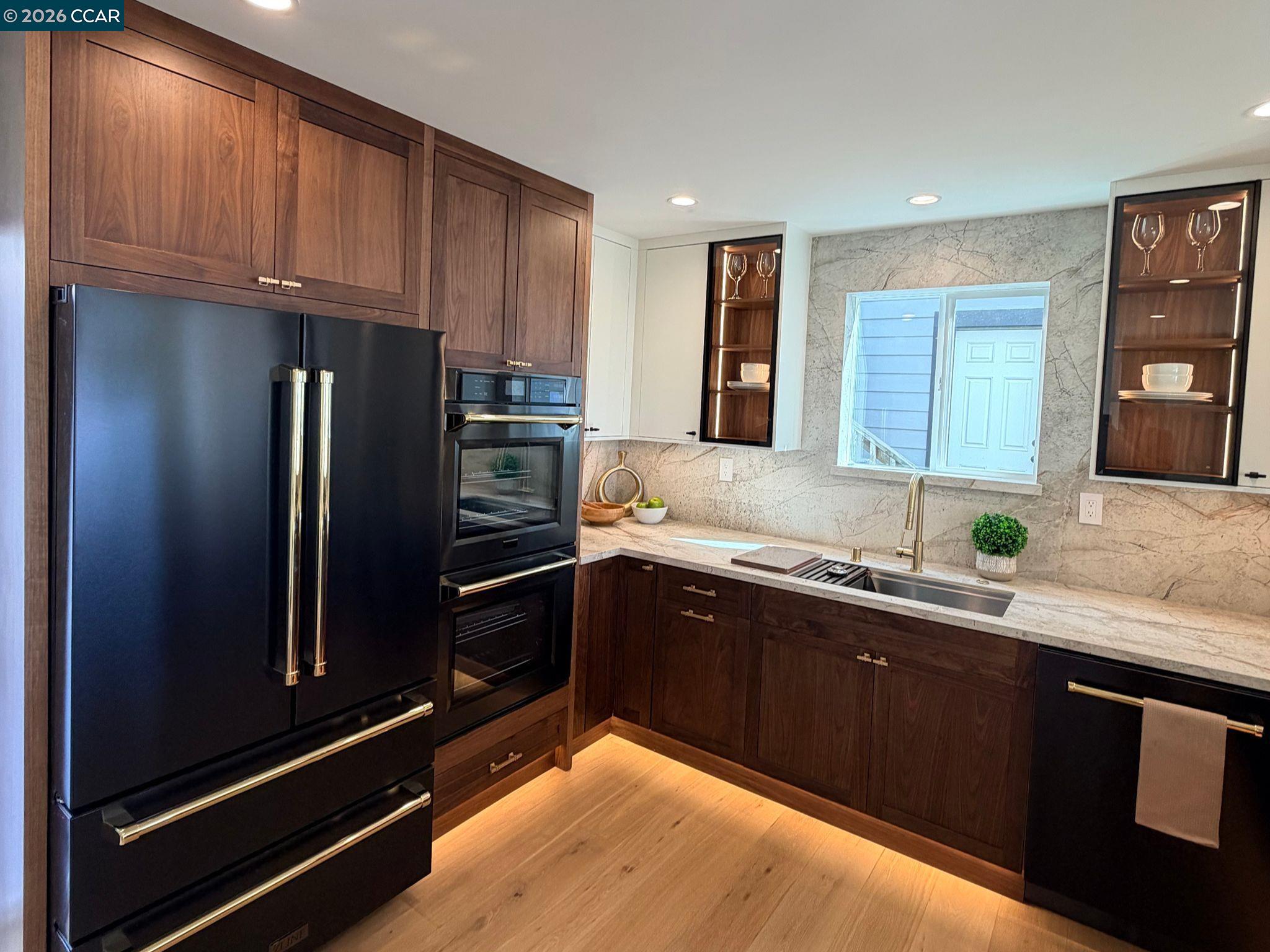 Detail Gallery Image 4 of 11 For 337 Farallon Ave, Pacifica,  CA 94044-0111 - 4 Beds | 3 Baths