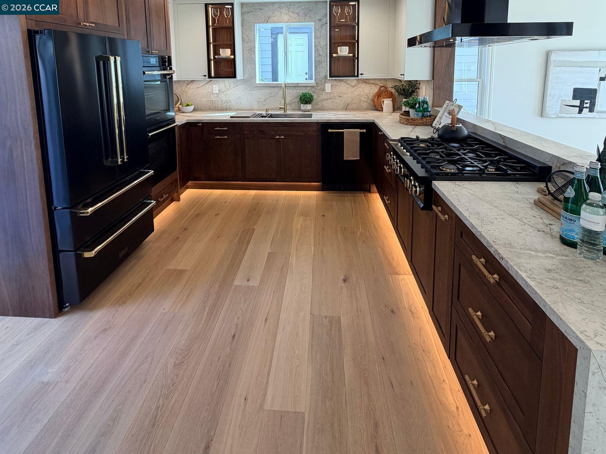 Detail Gallery Image 5 of 11 For 337 Farallon Ave, Pacifica,  CA 94044-0111 - 4 Beds | 3 Baths