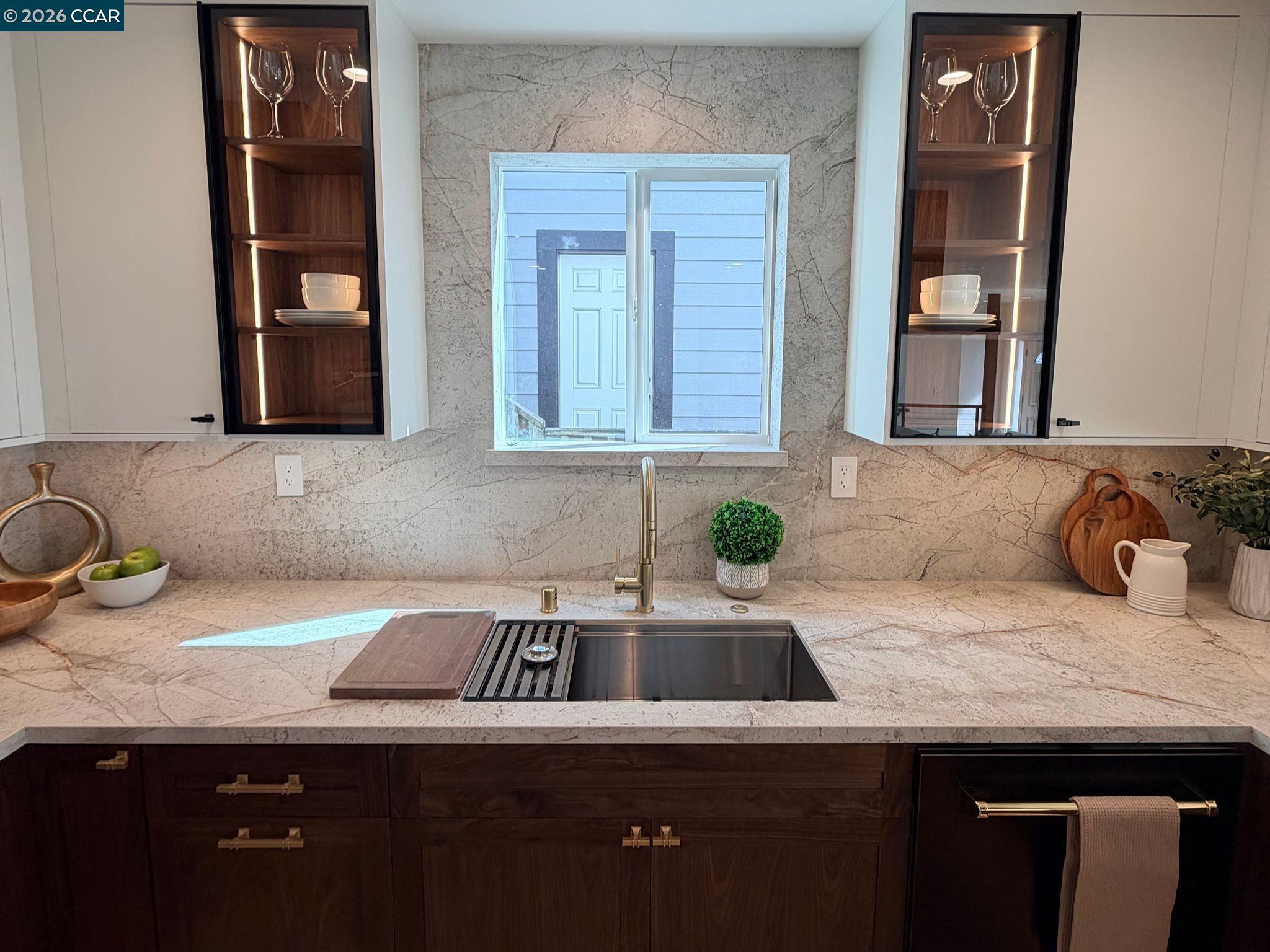 Detail Gallery Image 6 of 11 For 337 Farallon Ave, Pacifica,  CA 94044-0111 - 4 Beds | 3 Baths