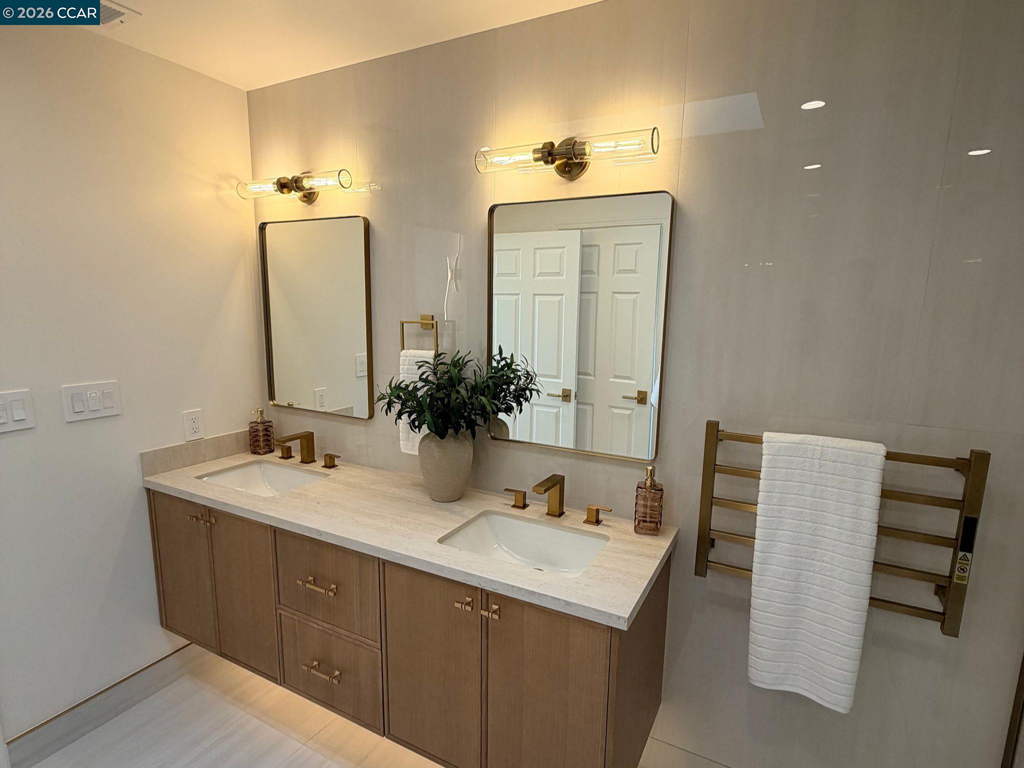 Detail Gallery Image 8 of 11 For 337 Farallon Ave, Pacifica,  CA 94044-0111 - 4 Beds | 3 Baths