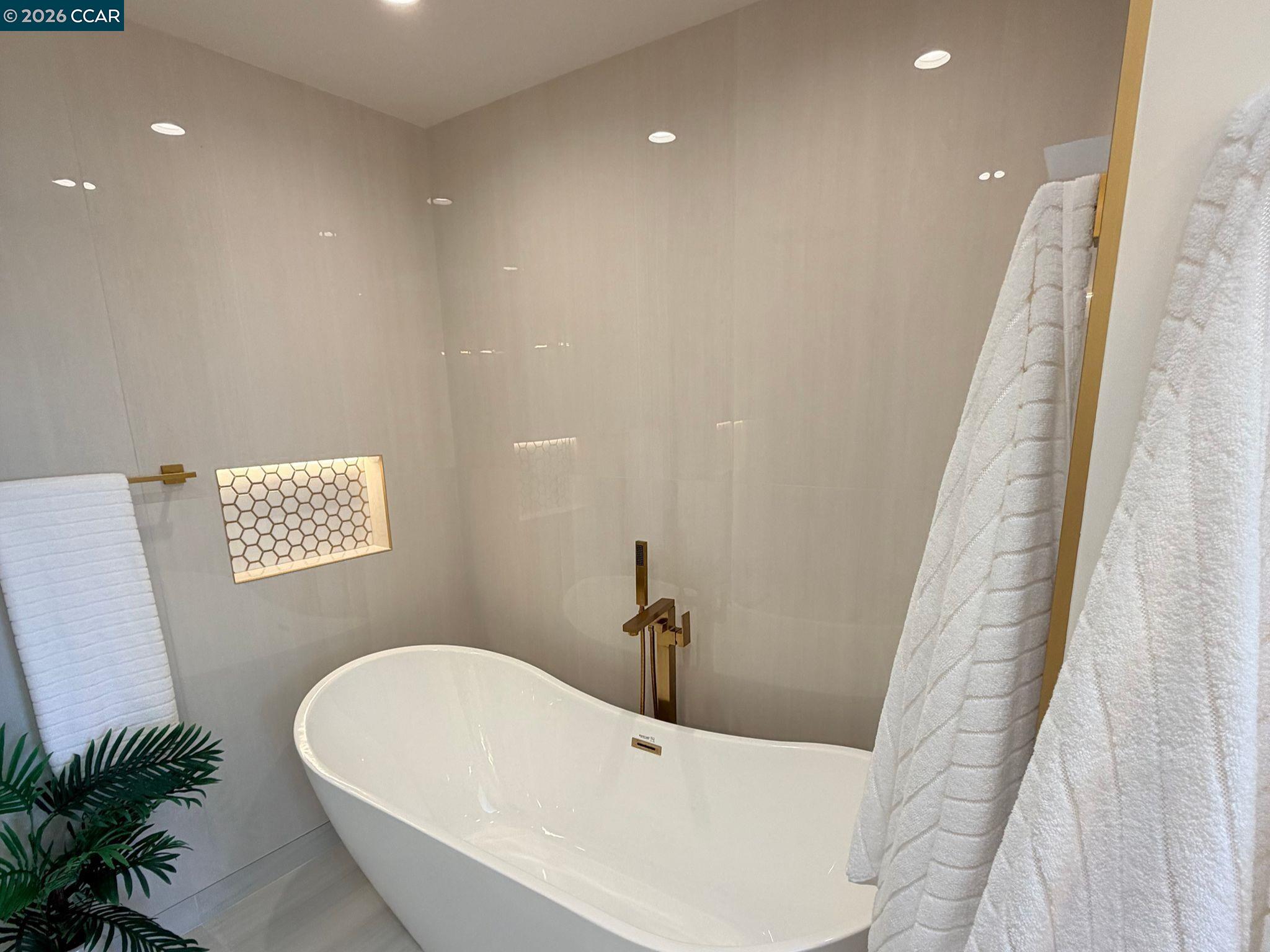 Detail Gallery Image 9 of 11 For 337 Farallon Ave, Pacifica,  CA 94044-0111 - 4 Beds | 3 Baths