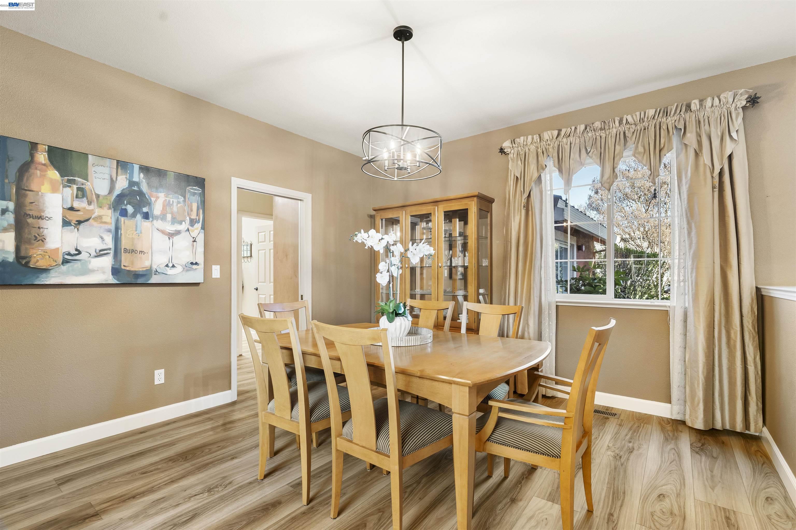 Detail Gallery Image 13 of 60 For 1635 Embassy Cir, Livermore,  CA 94550 - 4 Beds | 2/1 Baths