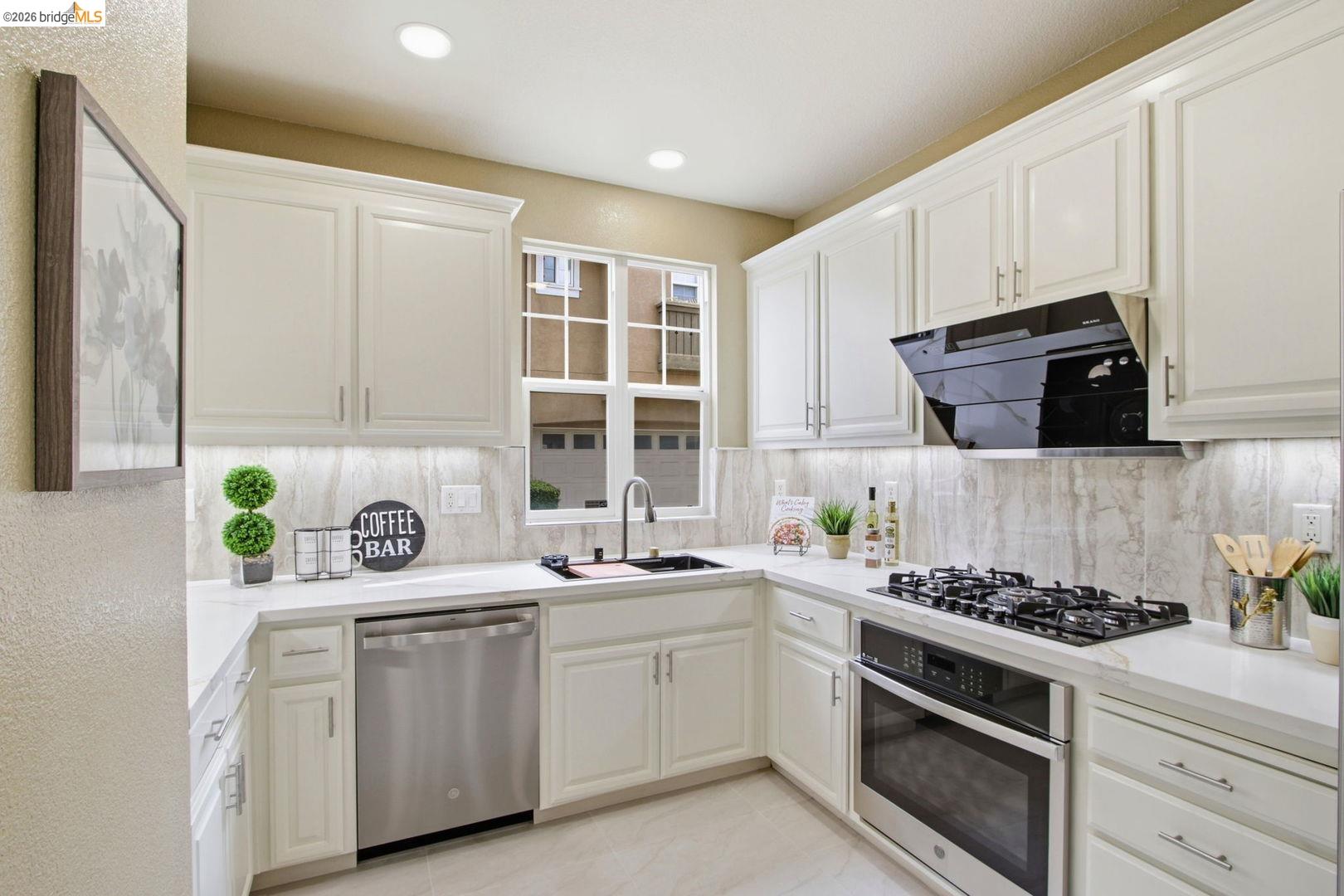 Detail Gallery Image 7 of 20 For 3998 Williams Rd, San Jose,  CA 95117 - 4 Beds | 2/1 Baths