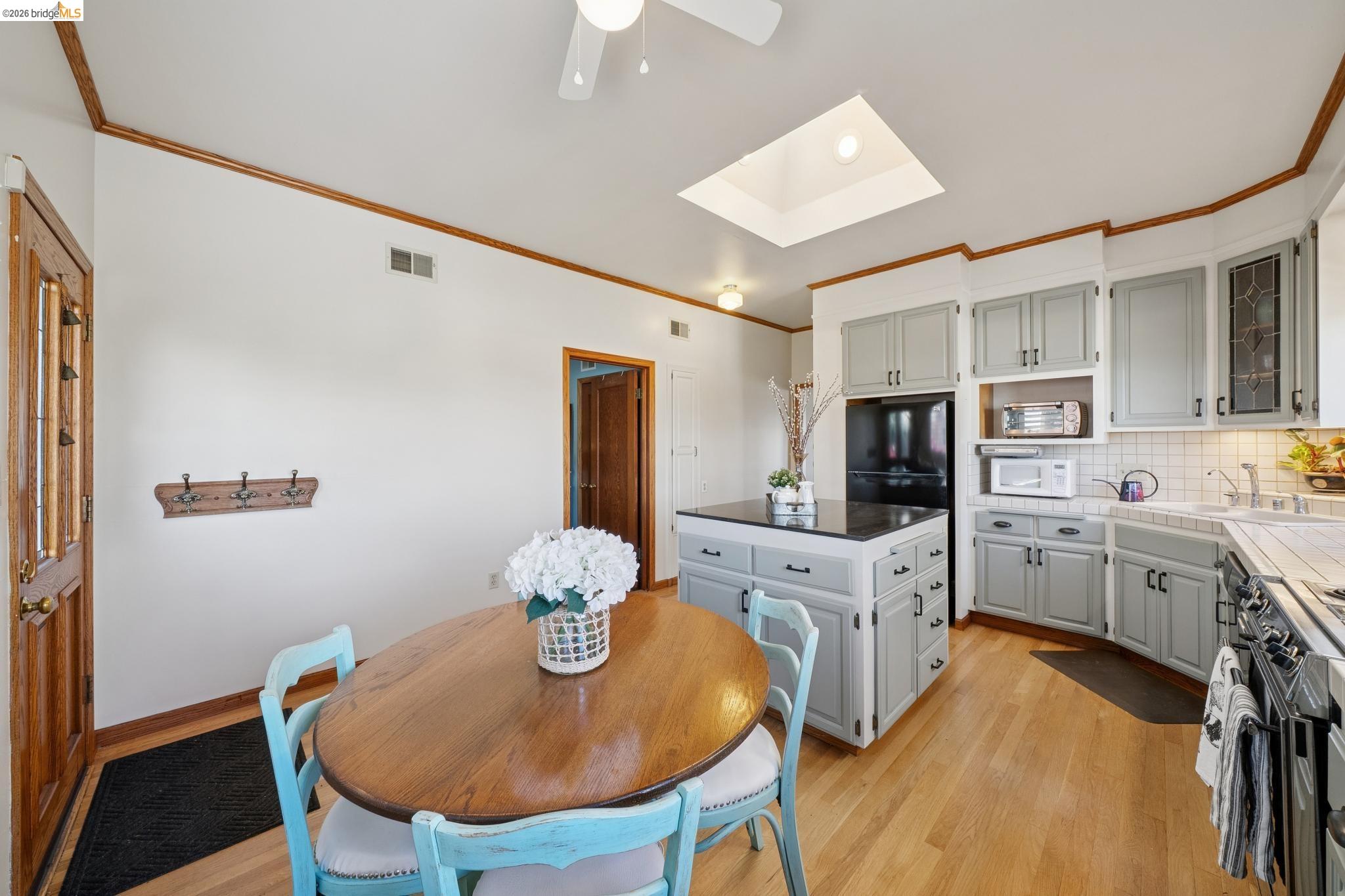 Detail Gallery Image 11 of 55 For 822 a St, Crockett,  CA 94525 - 5 Beds | 2 Baths