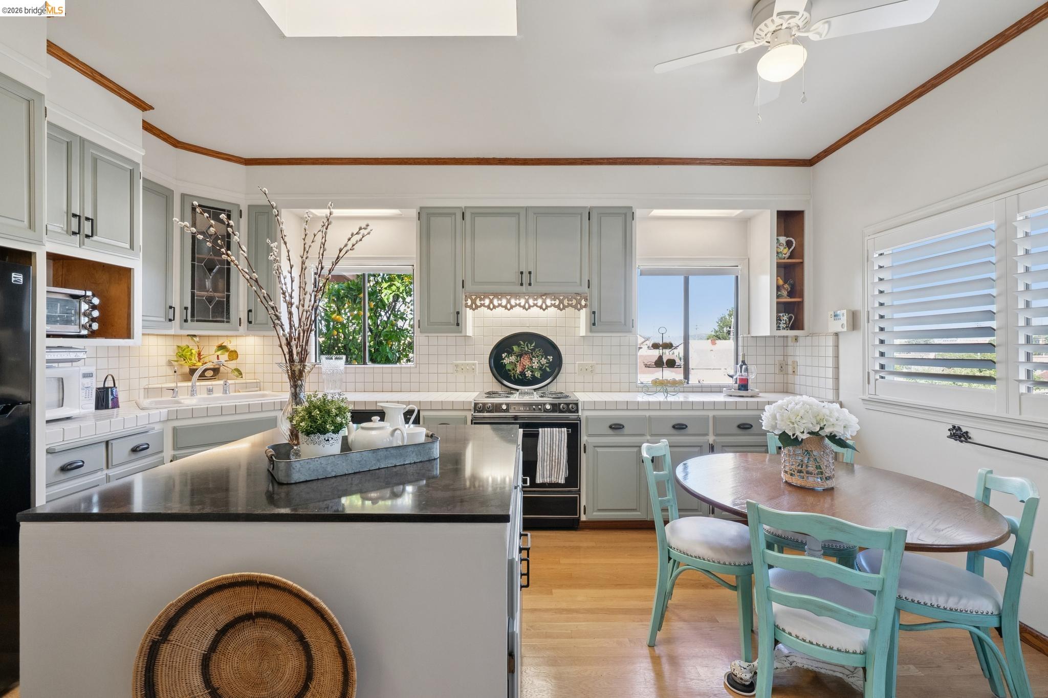 Detail Gallery Image 5 of 55 For 822 a St, Crockett,  CA 94525 - 5 Beds | 2 Baths