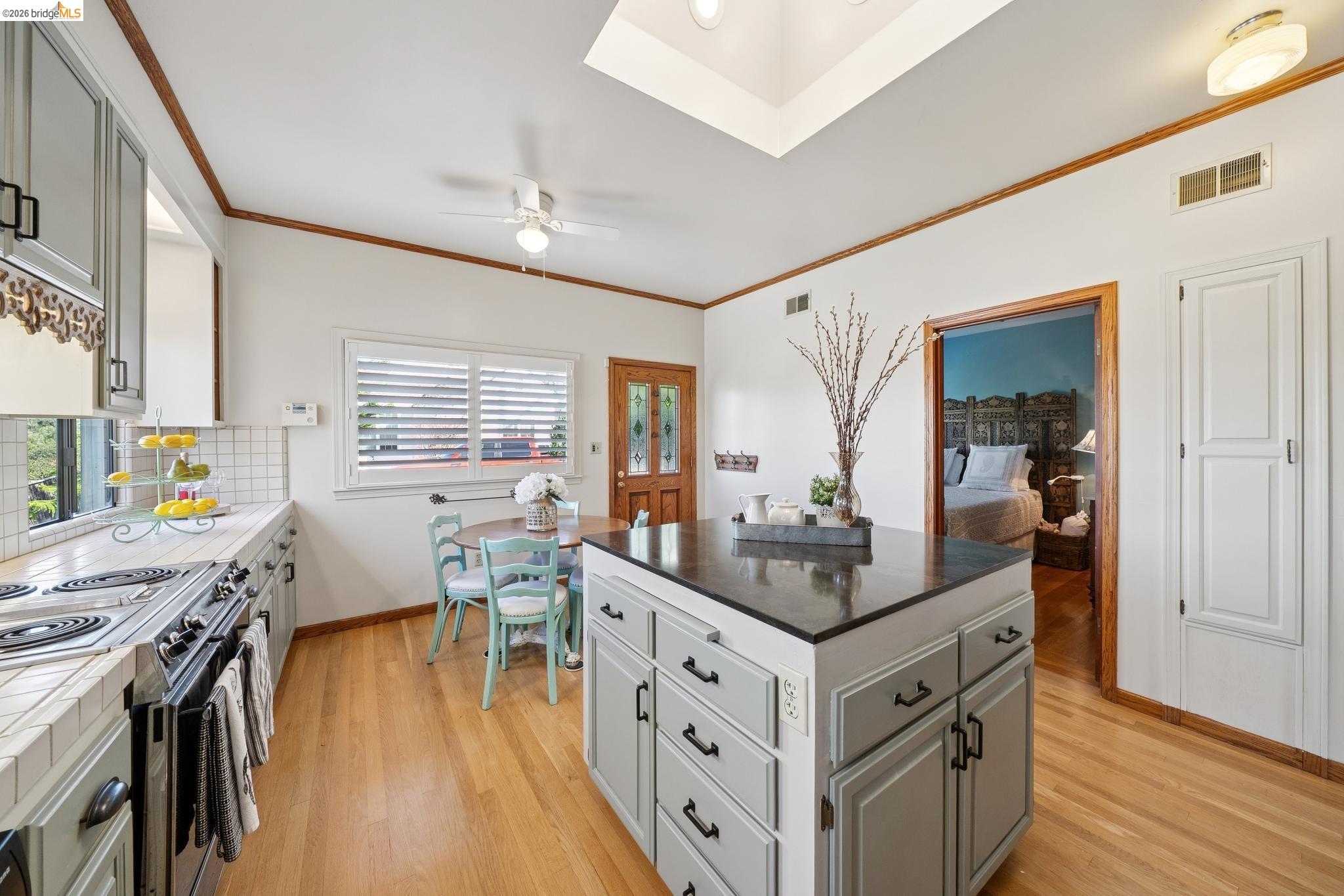 Detail Gallery Image 7 of 55 For 822 a St, Crockett,  CA 94525 - 5 Beds | 2 Baths