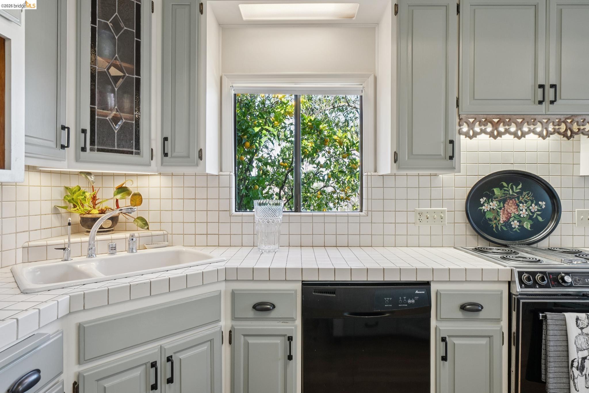 Detail Gallery Image 8 of 55 For 822 a St, Crockett,  CA 94525 - 5 Beds | 2 Baths