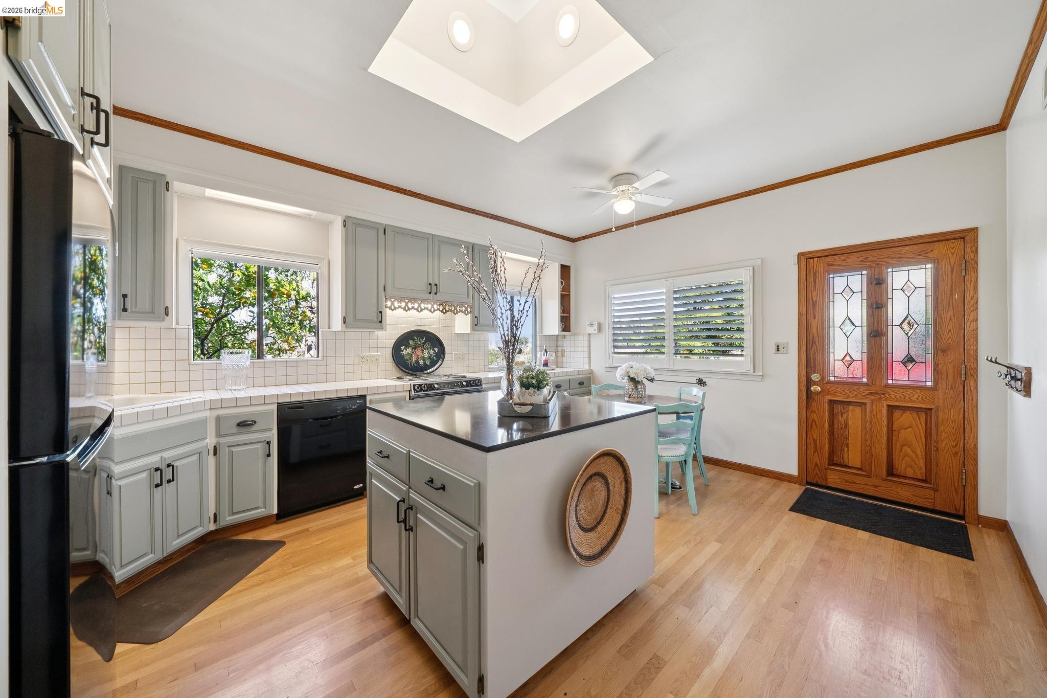 Detail Gallery Image 10 of 55 For 822 a St, Crockett,  CA 94525 - 5 Beds | 2 Baths