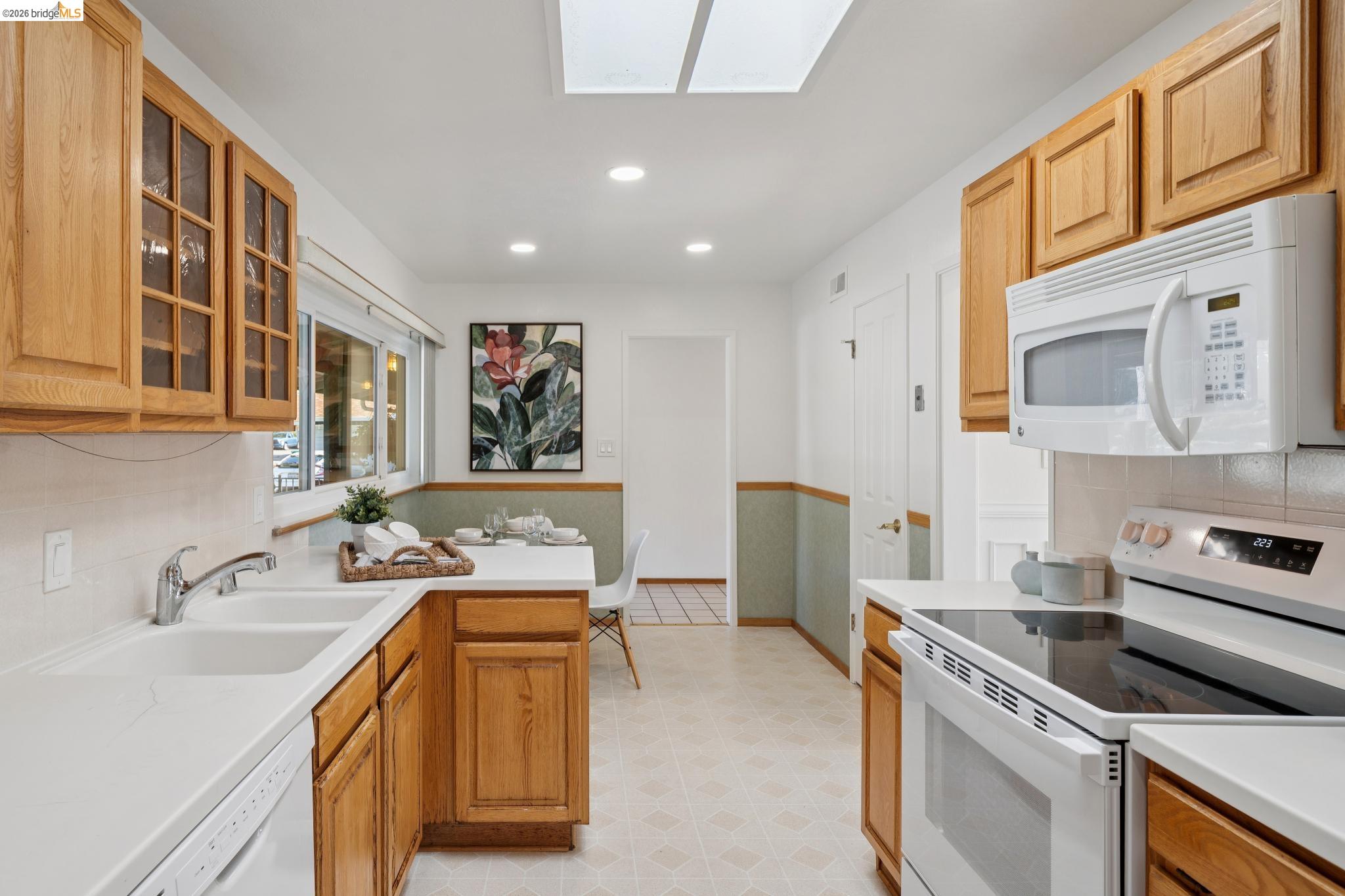 Detail Gallery Image 14 of 43 For 30229 Treeview St, Hayward,  CA 94544 - 5 Beds | 3 Baths