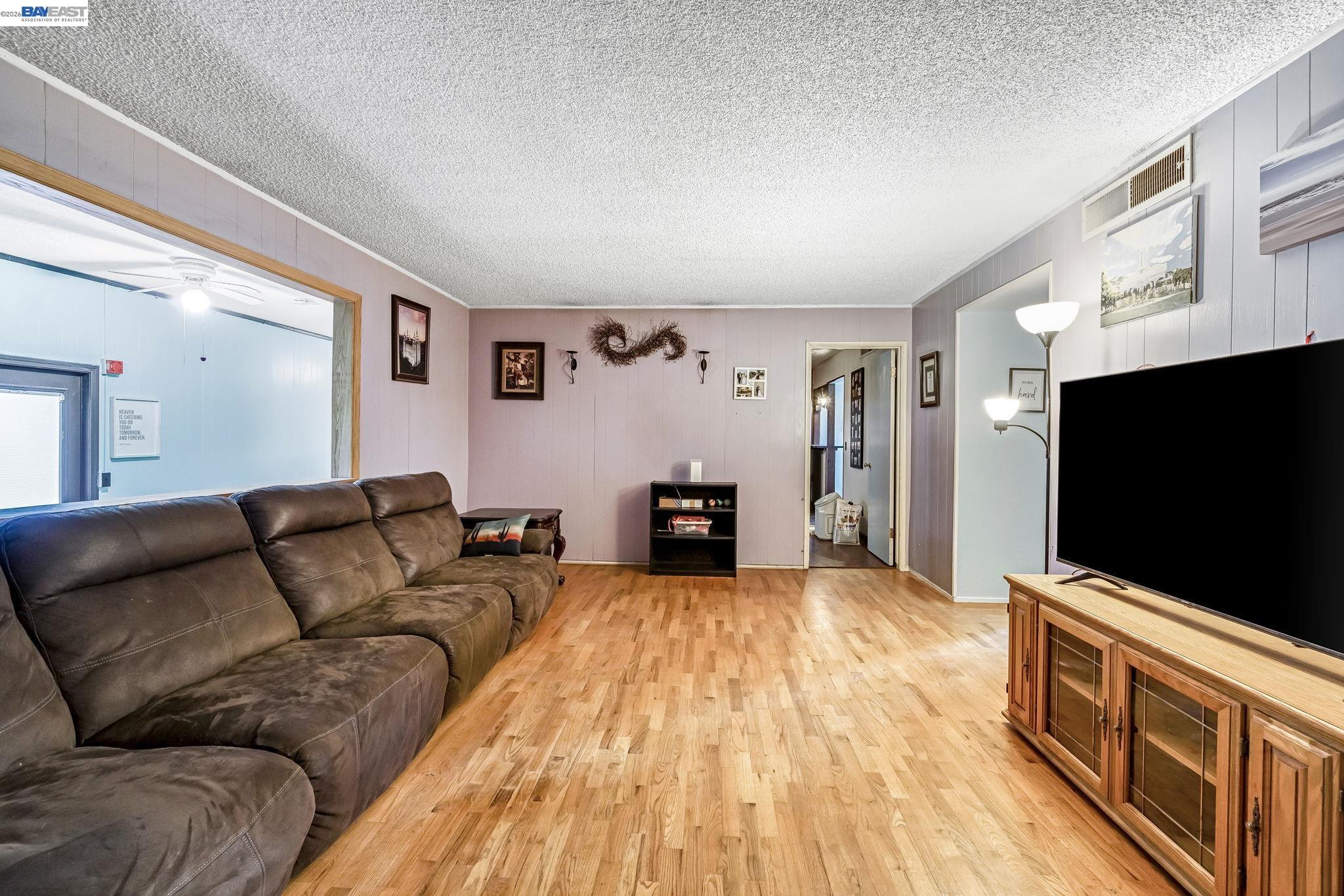 Detail Gallery Image 7 of 44 For 3495 E Dakota Ave, Fresno,  CA 93726 - 3 Beds | 1/1 Baths