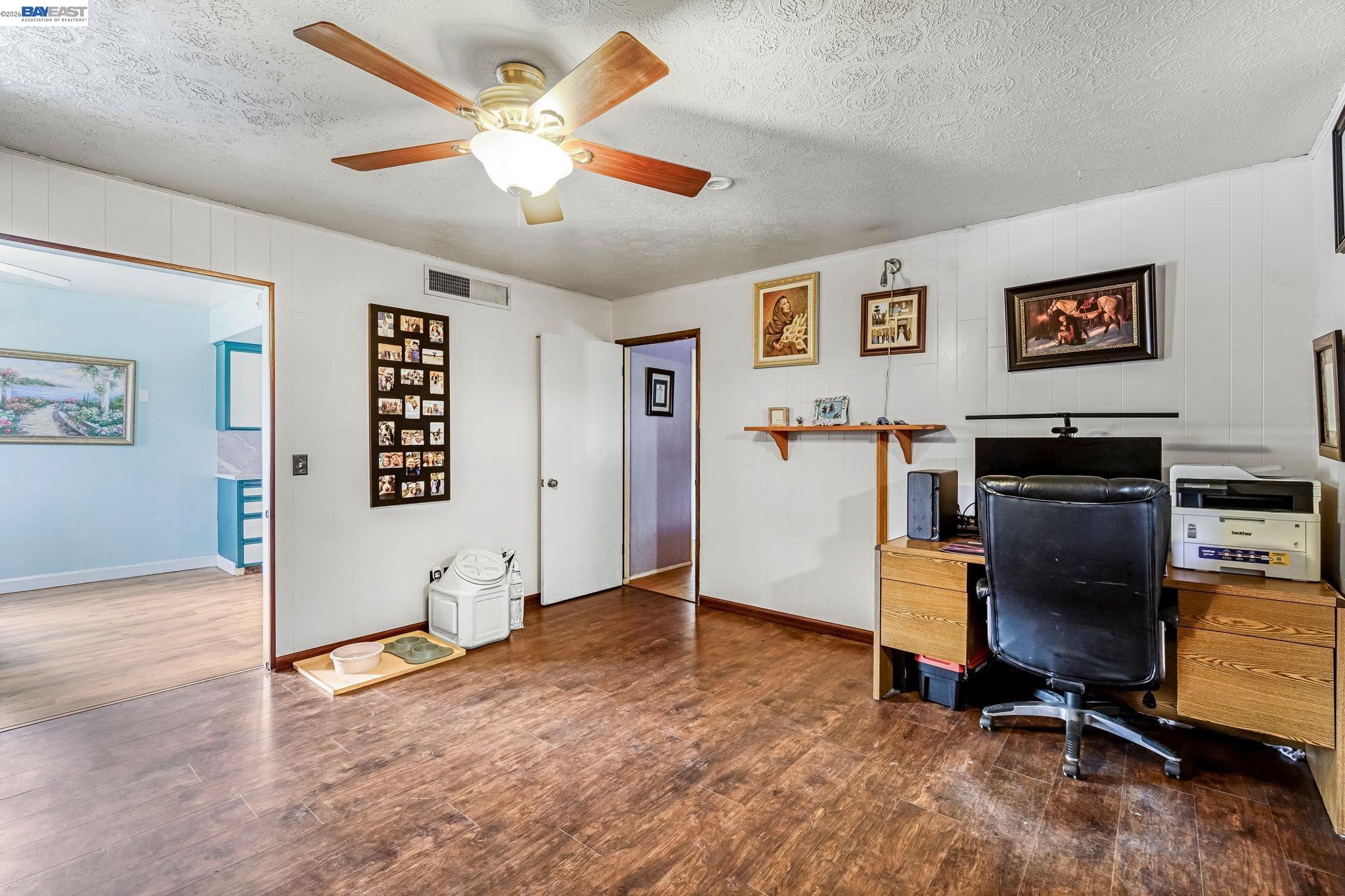 Detail Gallery Image 8 of 44 For 3495 E Dakota Ave, Fresno,  CA 93726 - 3 Beds | 1/1 Baths