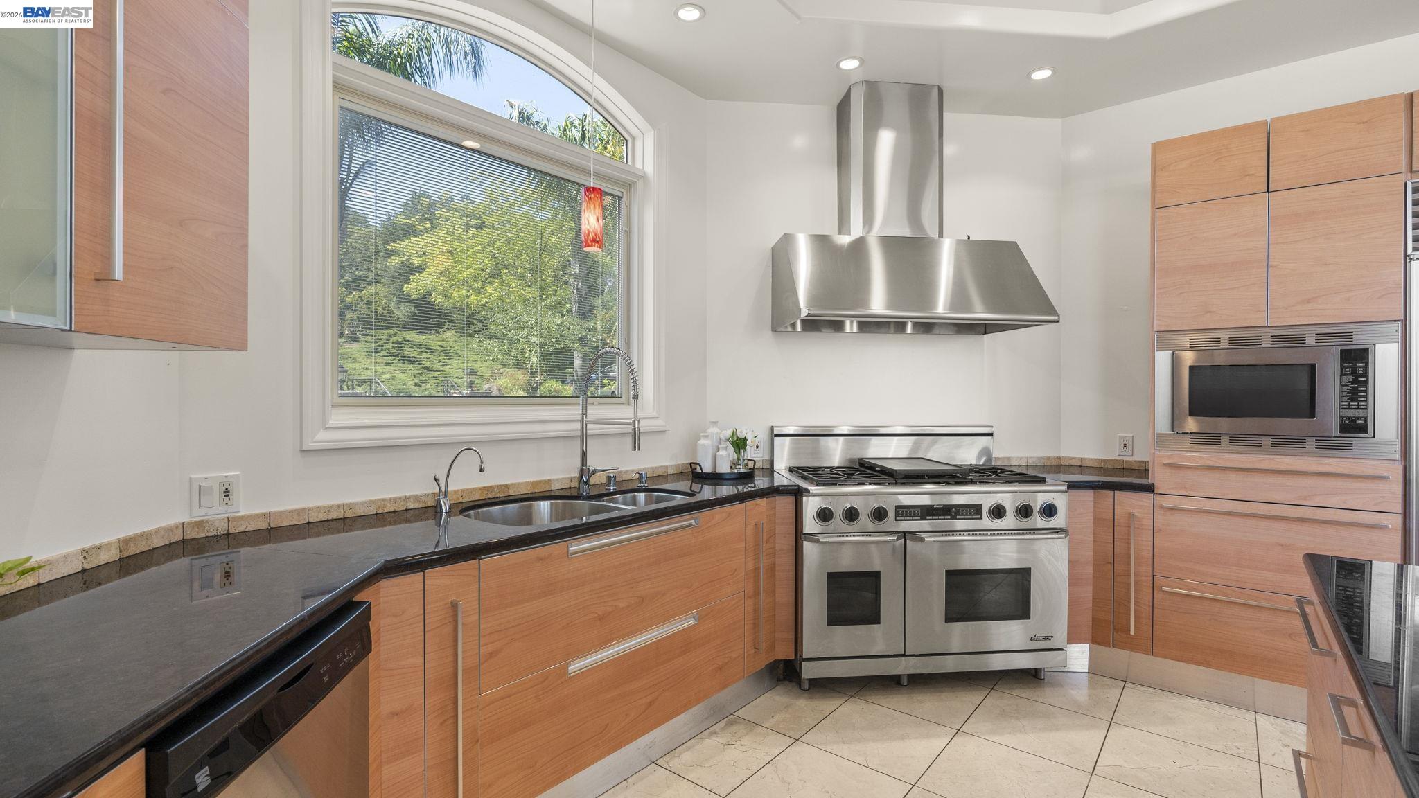 Detail Gallery Image 4 of 54 For 131 Montecito Crescent, Walnut Creek,  CA 94597 - 6 Beds | 5 Baths