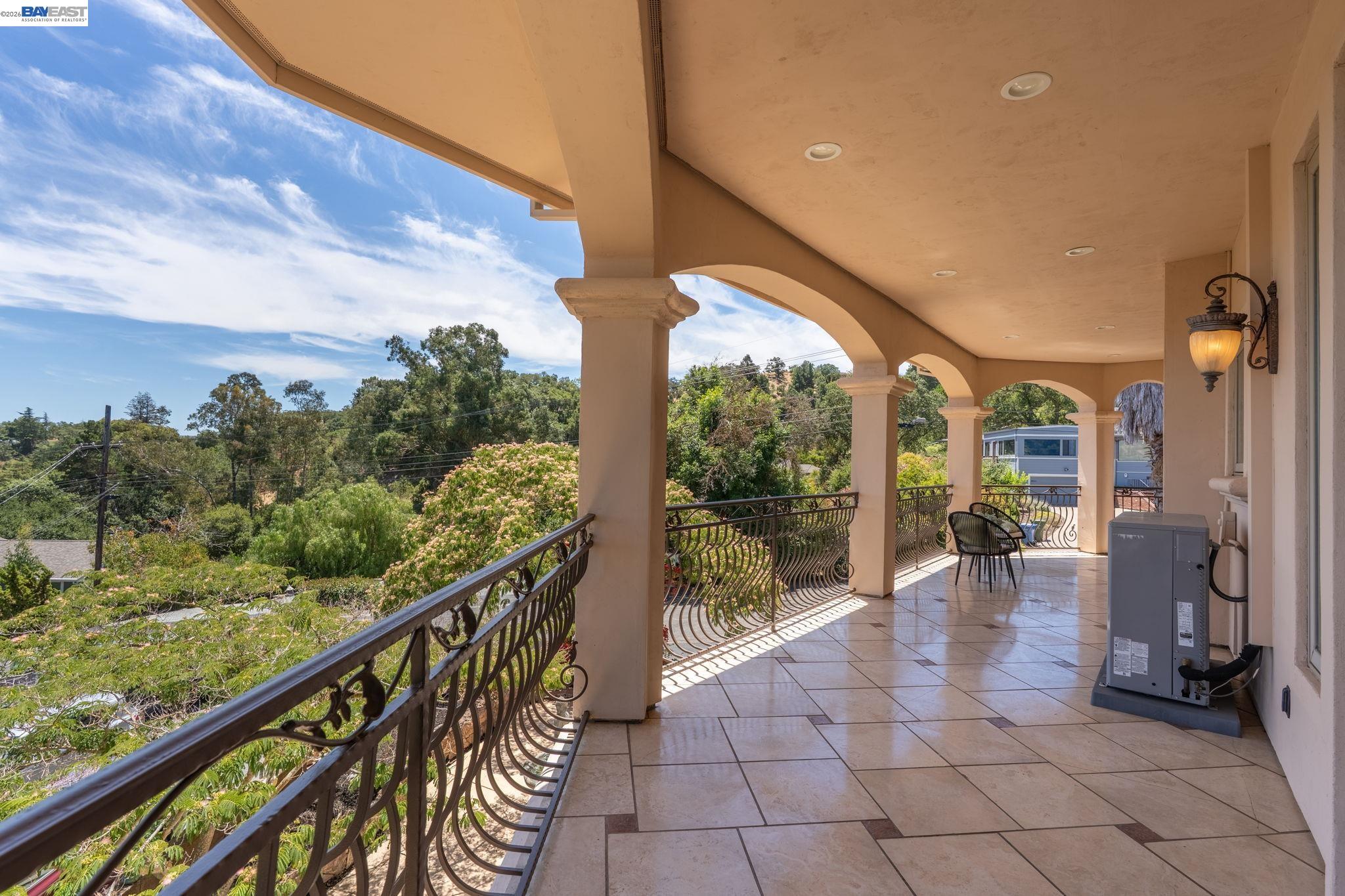 Detail Gallery Image 34 of 54 For 131 Montecito Crescent, Walnut Creek,  CA 94597 - 6 Beds | 5 Baths