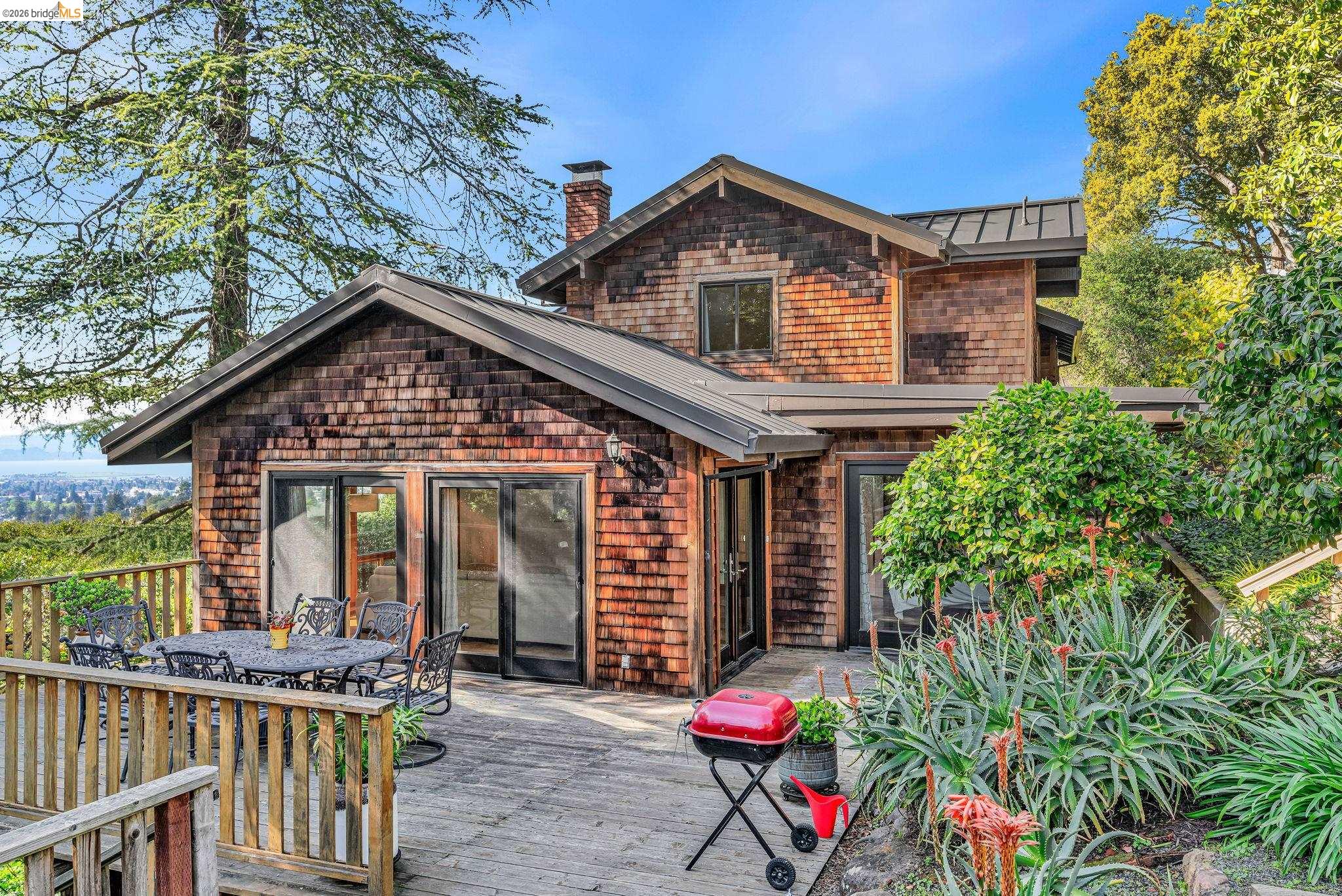 Detail Gallery Image 3 of 60 For 641 Alvarado Rd, Berkeley,  CA 94705 - 5 Beds | 3/1 Baths