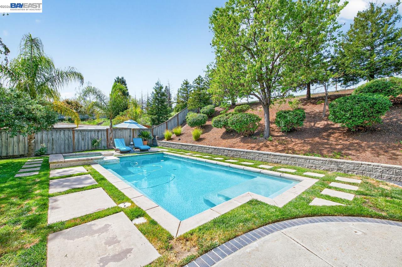 Detail Gallery Image 5 of 45 For 752 Troun Way, Livermore,  CA 94551 - 5 Beds | 3/1 Baths