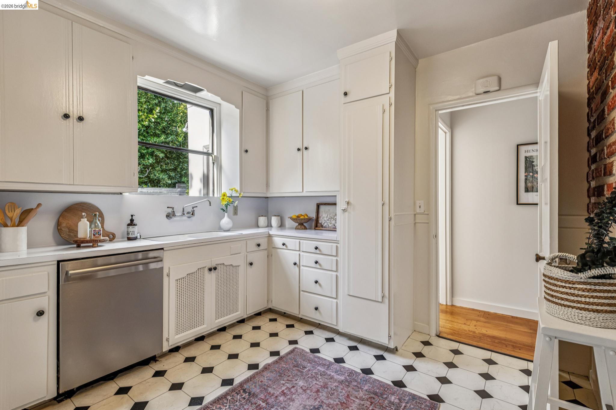 Detail Gallery Image 14 of 34 For 11 Parkside Dr, Piedmont,  CA 94611 - 3 Beds | 2 Baths