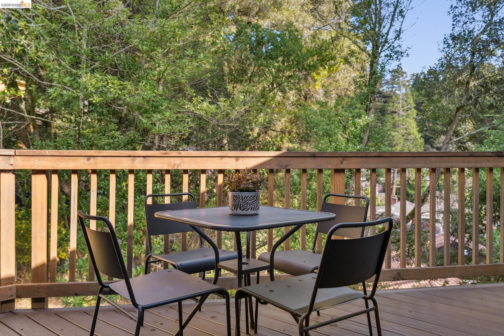 Detail Gallery Image 14 of 46 For 6785 Aitken Dr, Oakland,  CA 94611 - 4 Beds | 3 Baths