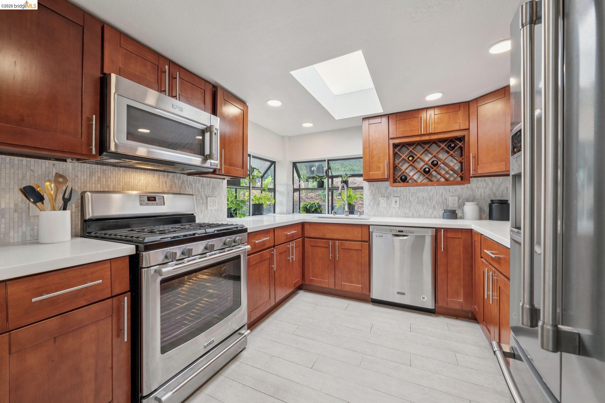 Detail Gallery Image 18 of 46 For 6785 Aitken Dr, Oakland,  CA 94611 - 4 Beds | 3 Baths