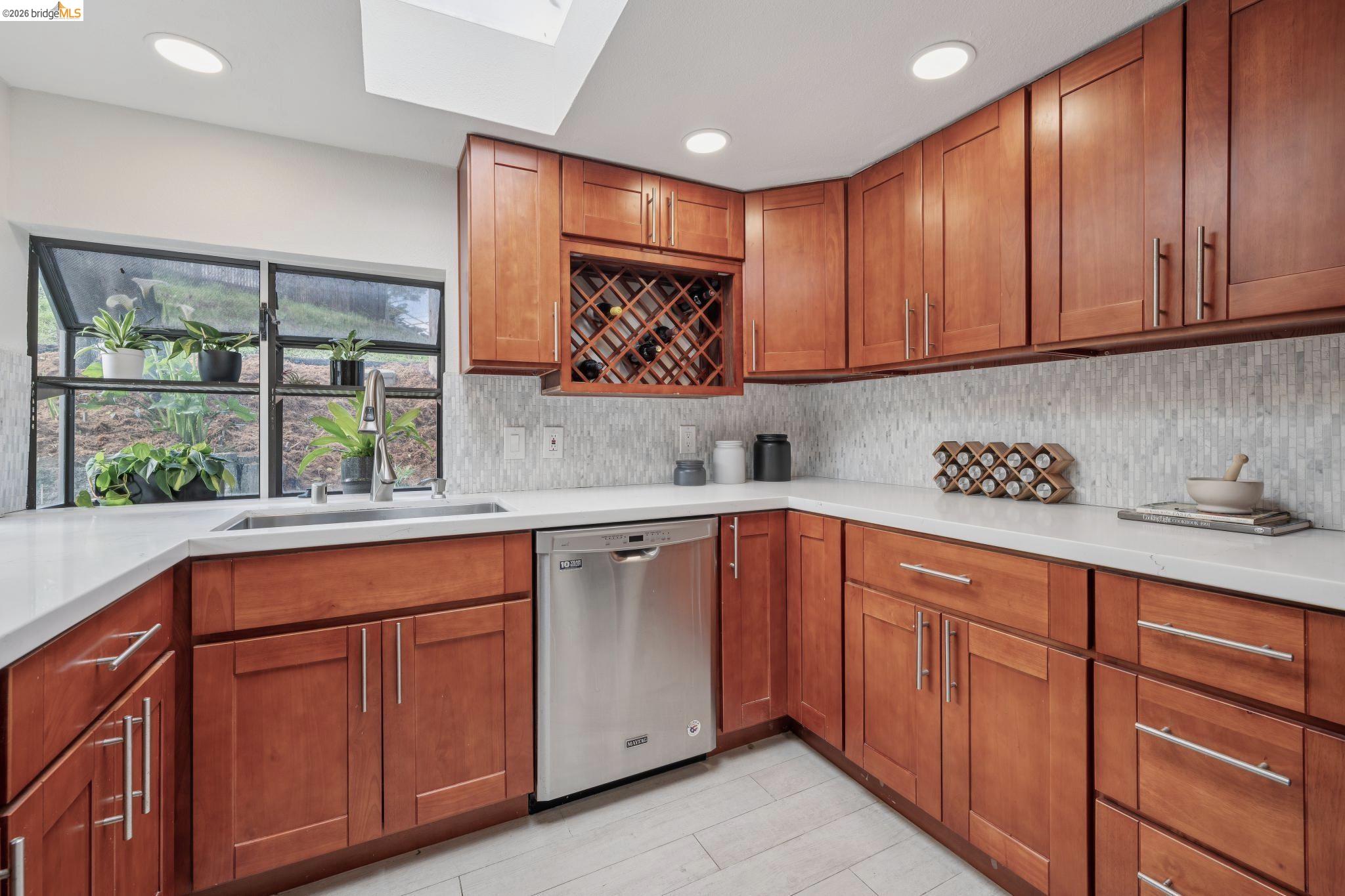 Detail Gallery Image 19 of 46 For 6785 Aitken Dr, Oakland,  CA 94611 - 4 Beds | 3 Baths