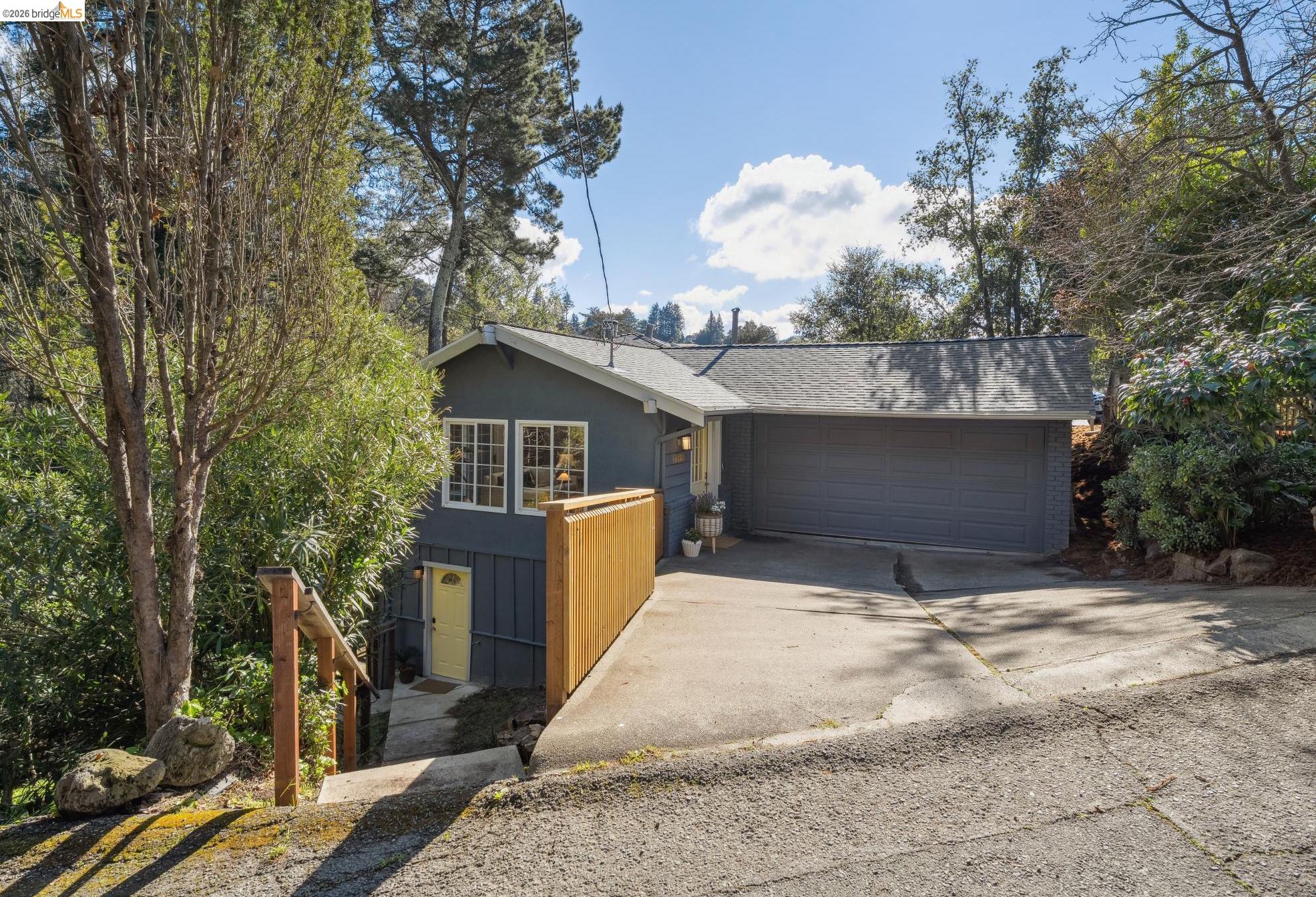 Detail Gallery Image 2 of 46 For 6785 Aitken Dr, Oakland,  CA 94611 - 4 Beds | 3 Baths