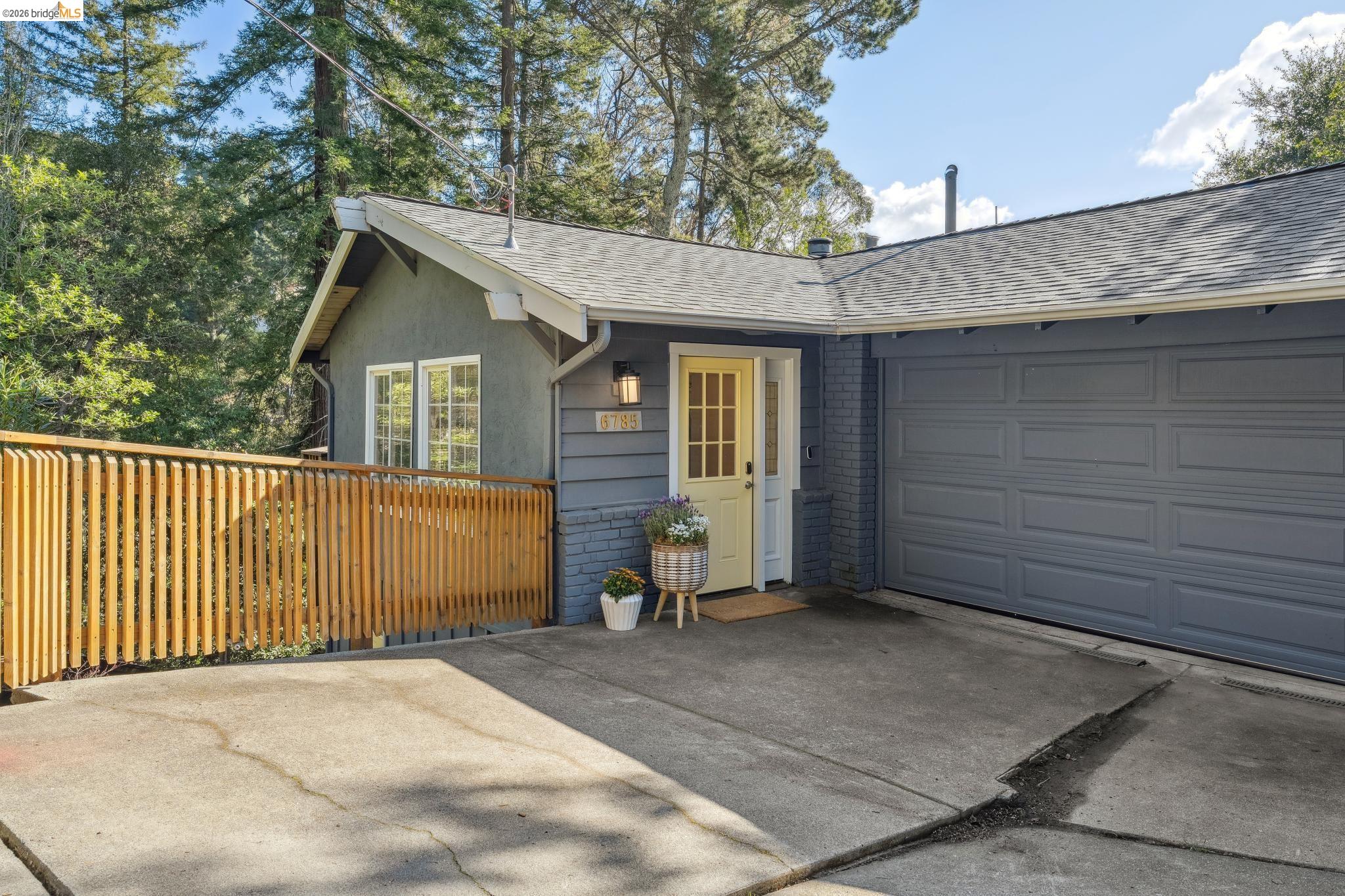 Detail Gallery Image 3 of 46 For 6785 Aitken Dr, Oakland,  CA 94611 - 4 Beds | 3 Baths