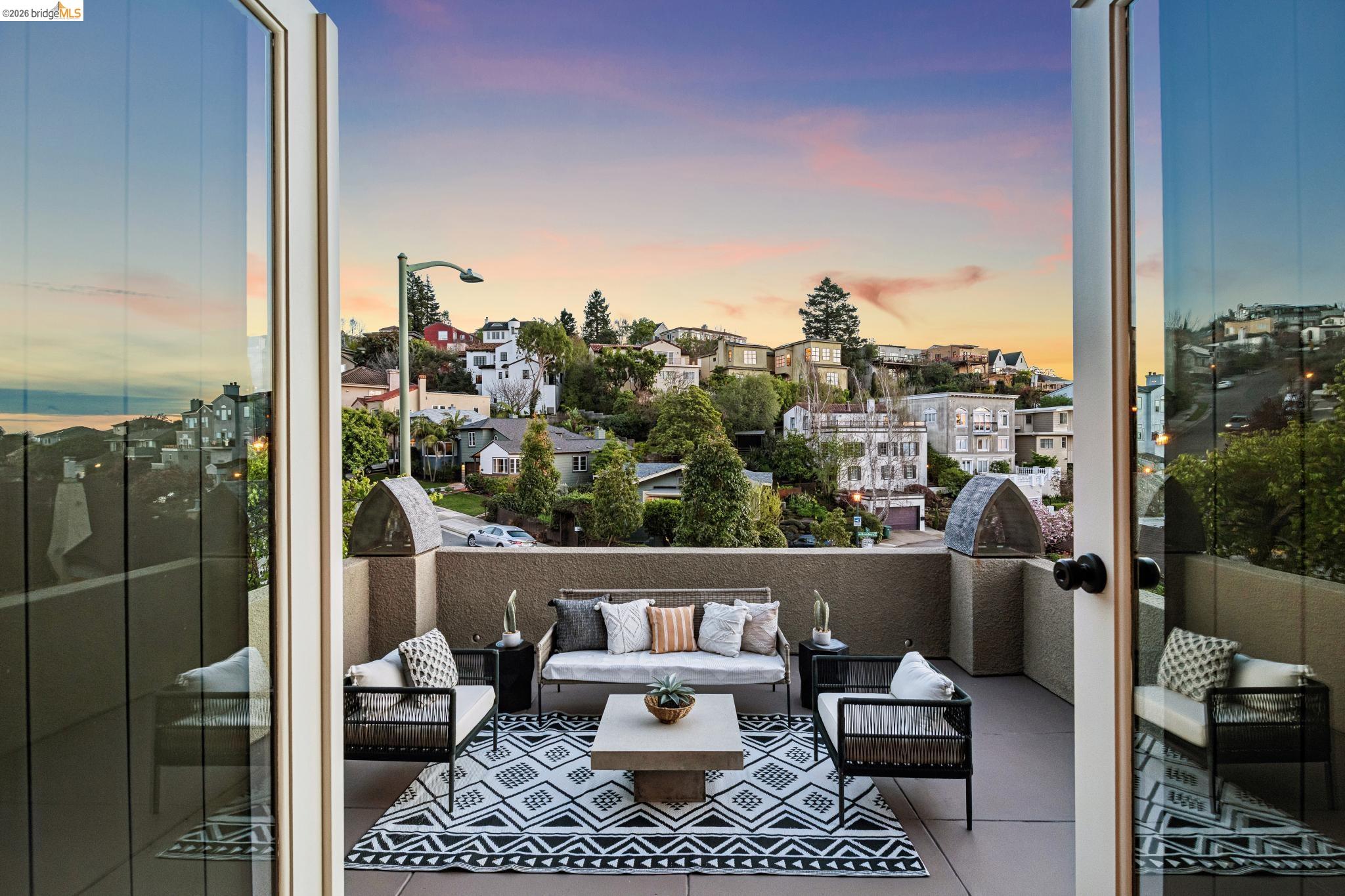 Detail Gallery Image 16 of 60 For 6356 Broadway Ter, Oakland,  CA 94618 - 4 Beds | 3 Baths