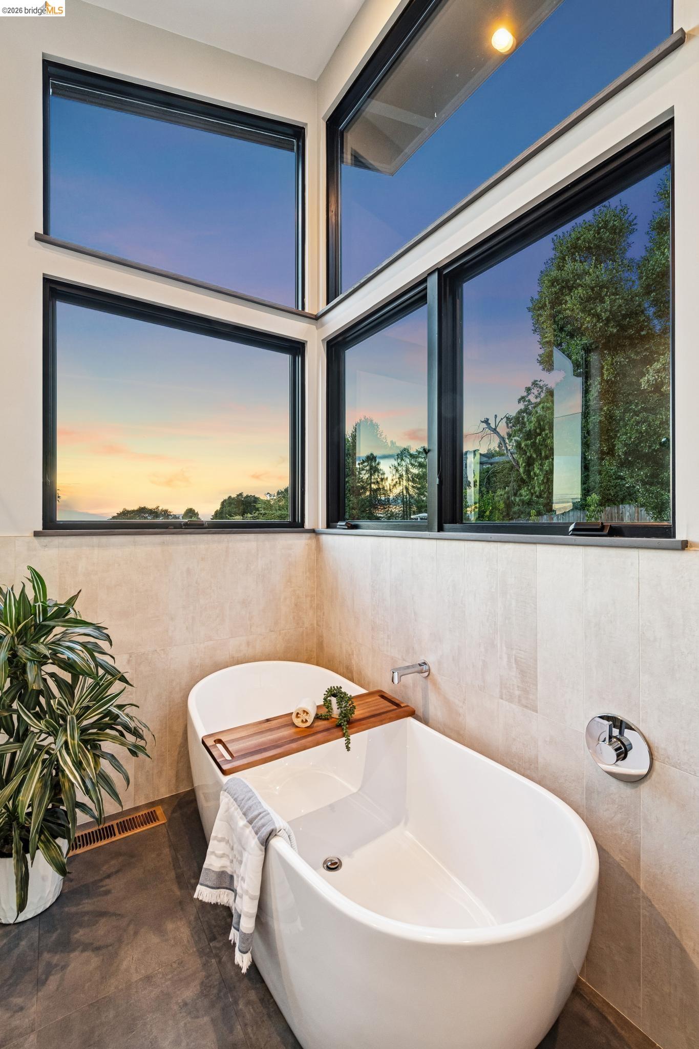 Detail Gallery Image 52 of 60 For 6356 Broadway Ter, Oakland,  CA 94618 - 4 Beds | 3 Baths