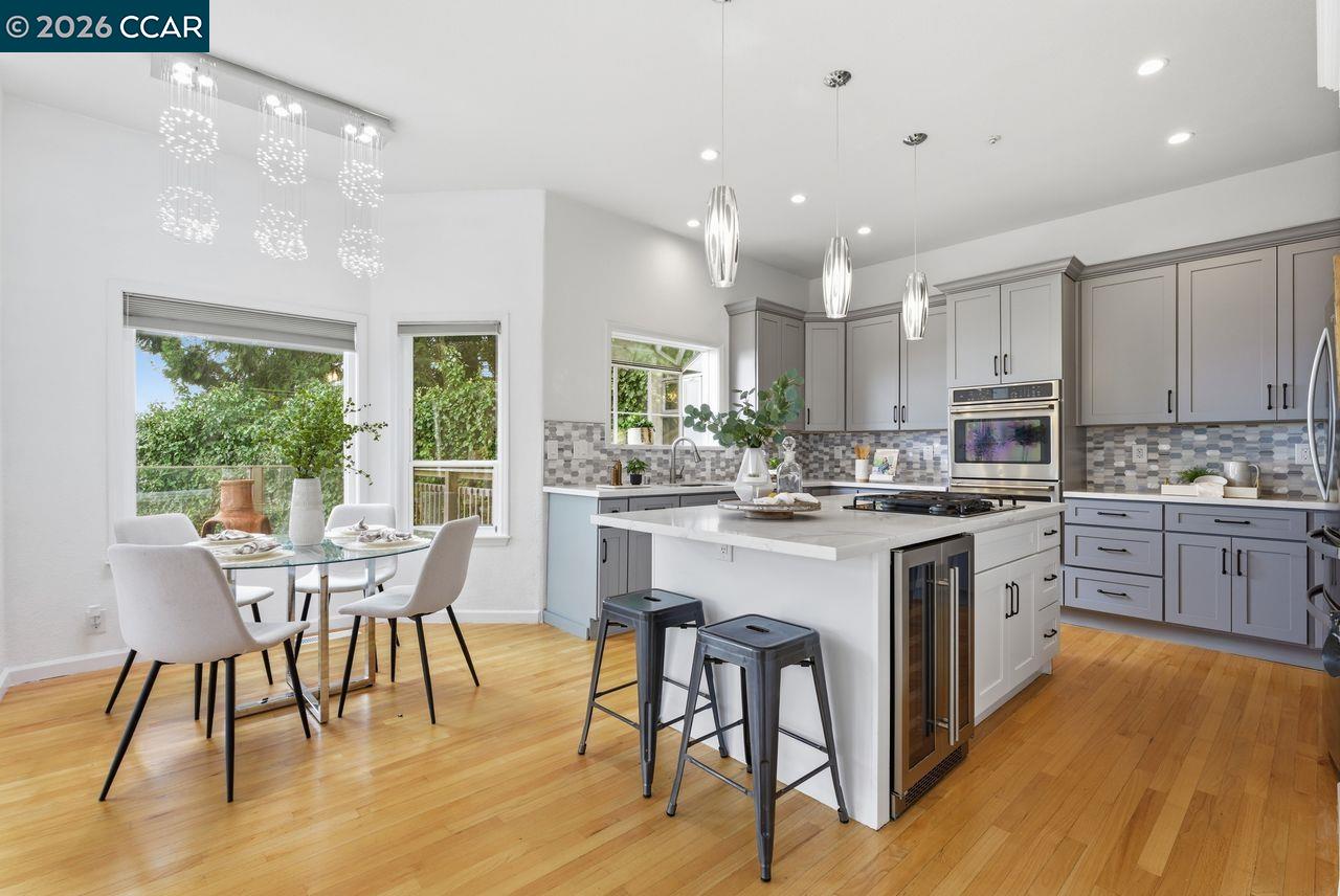 Detail Gallery Image 11 of 60 For 7075 Elverton Dr, Oakland,  CA 94611 - 4 Beds | 3 Baths