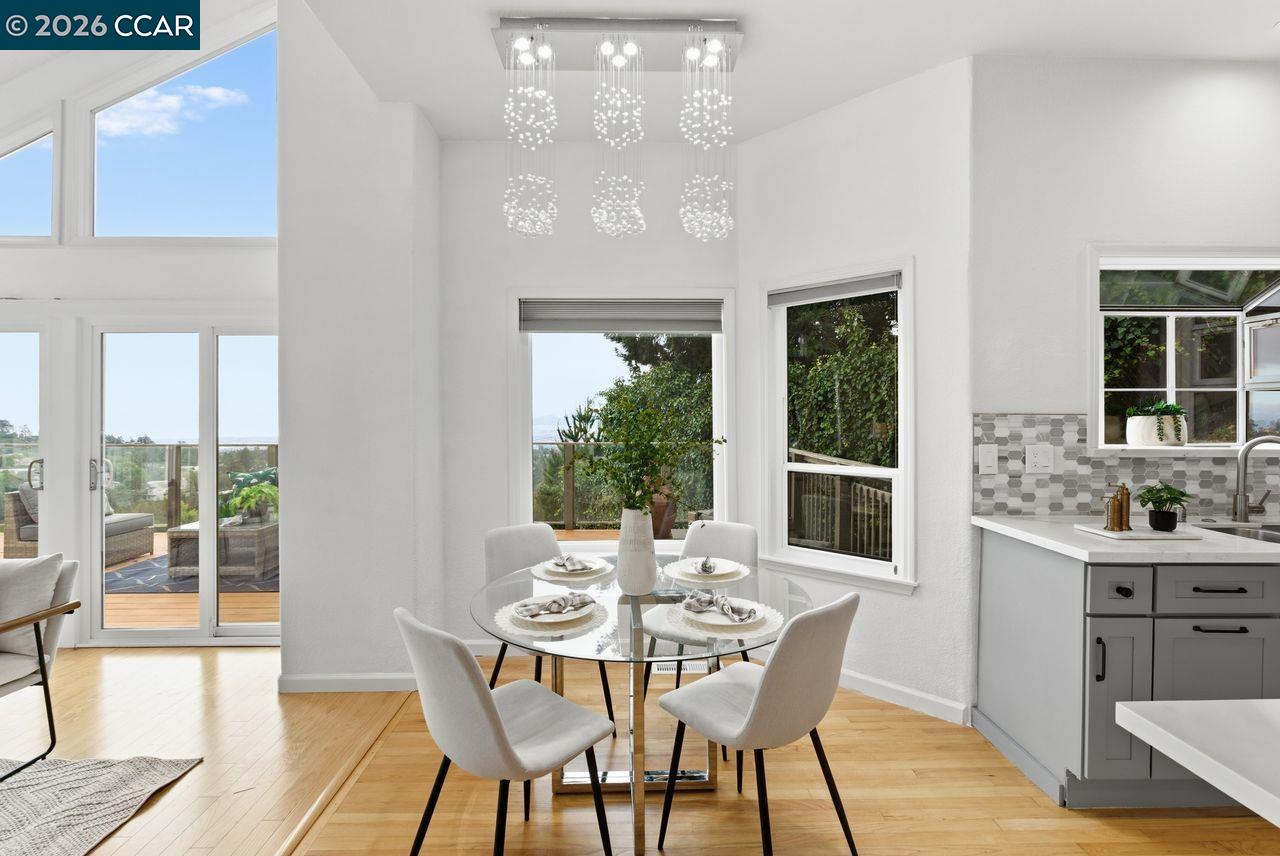 Detail Gallery Image 12 of 60 For 7075 Elverton Dr, Oakland,  CA 94611 - 4 Beds | 3 Baths