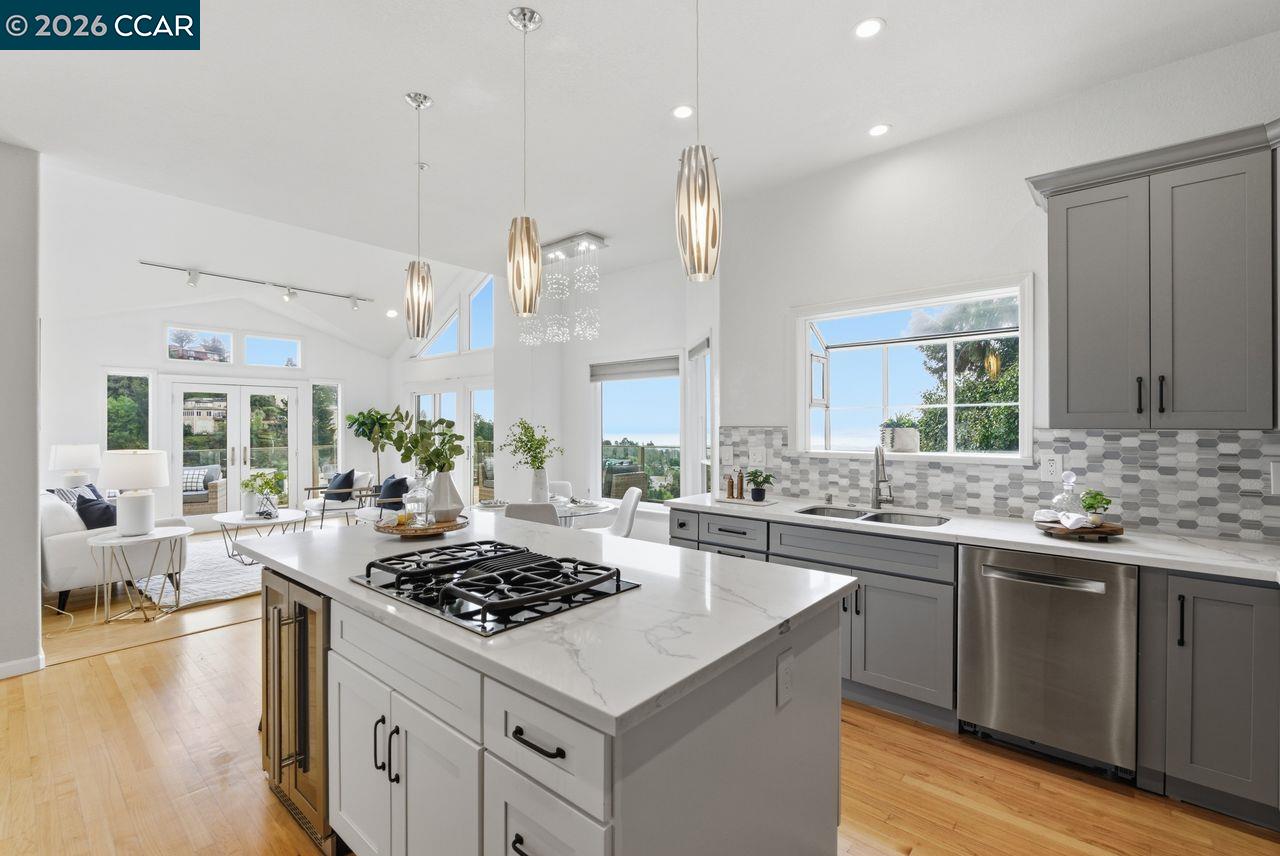 Detail Gallery Image 13 of 60 For 7075 Elverton Dr, Oakland,  CA 94611 - 4 Beds | 3 Baths