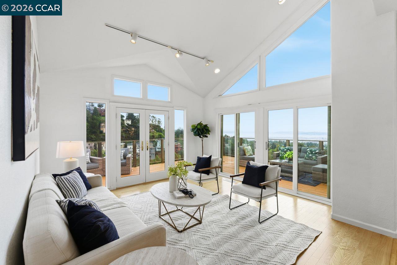 Detail Gallery Image 14 of 60 For 7075 Elverton Dr, Oakland,  CA 94611 - 4 Beds | 3 Baths