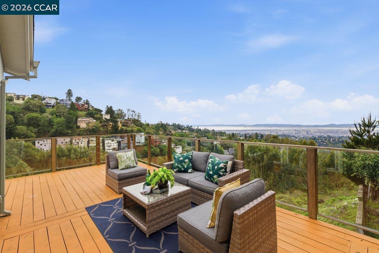 Detail Gallery Image 17 of 60 For 7075 Elverton Dr, Oakland,  CA 94611 - 4 Beds | 3 Baths