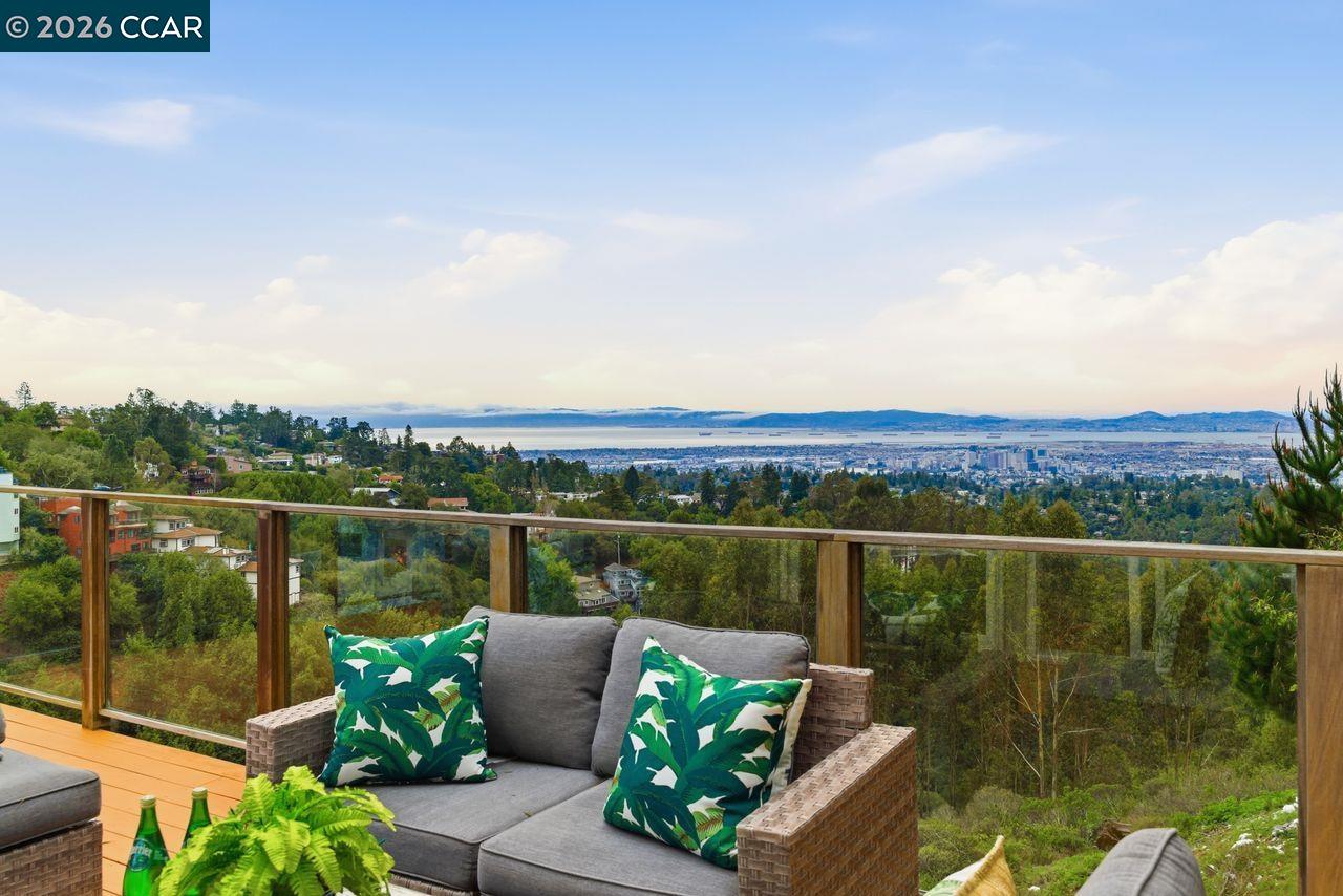 Detail Gallery Image 18 of 60 For 7075 Elverton Dr, Oakland,  CA 94611 - 4 Beds | 3 Baths