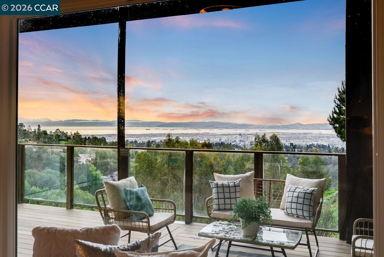 Detail Gallery Image 33 of 60 For 7075 Elverton Dr, Oakland,  CA 94611 - 4 Beds | 3 Baths