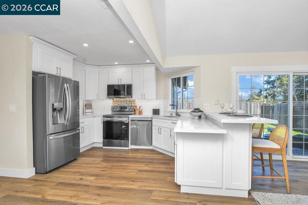 Detail Gallery Image 6 of 23 For 34 Midhill Rd, Martinez,  CA 94553 - 4 Beds | 2 Baths