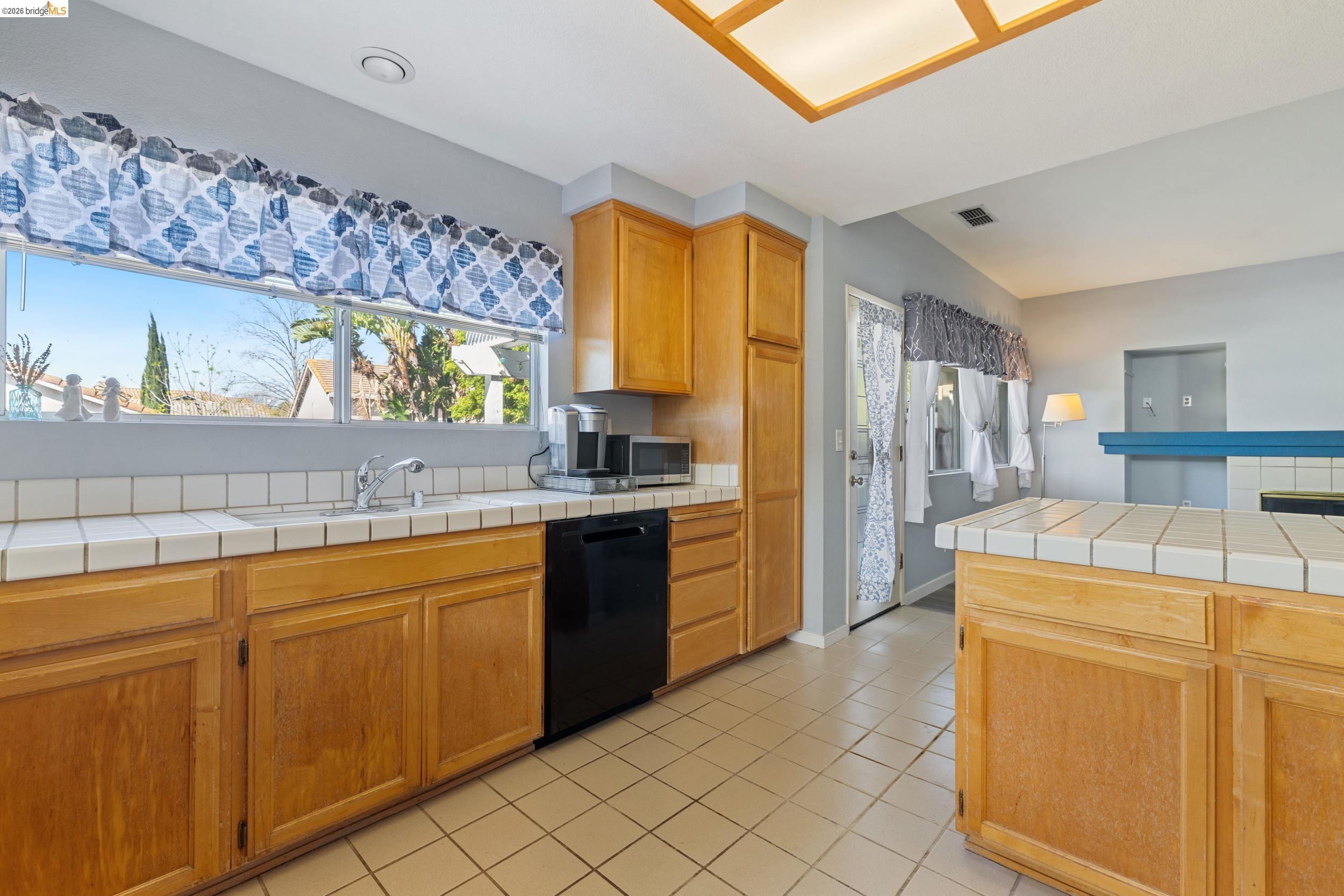 Detail Gallery Image 11 of 40 For 4924 Stirrup Way, Antioch,  CA 94531 - 3 Beds | 2/1 Baths