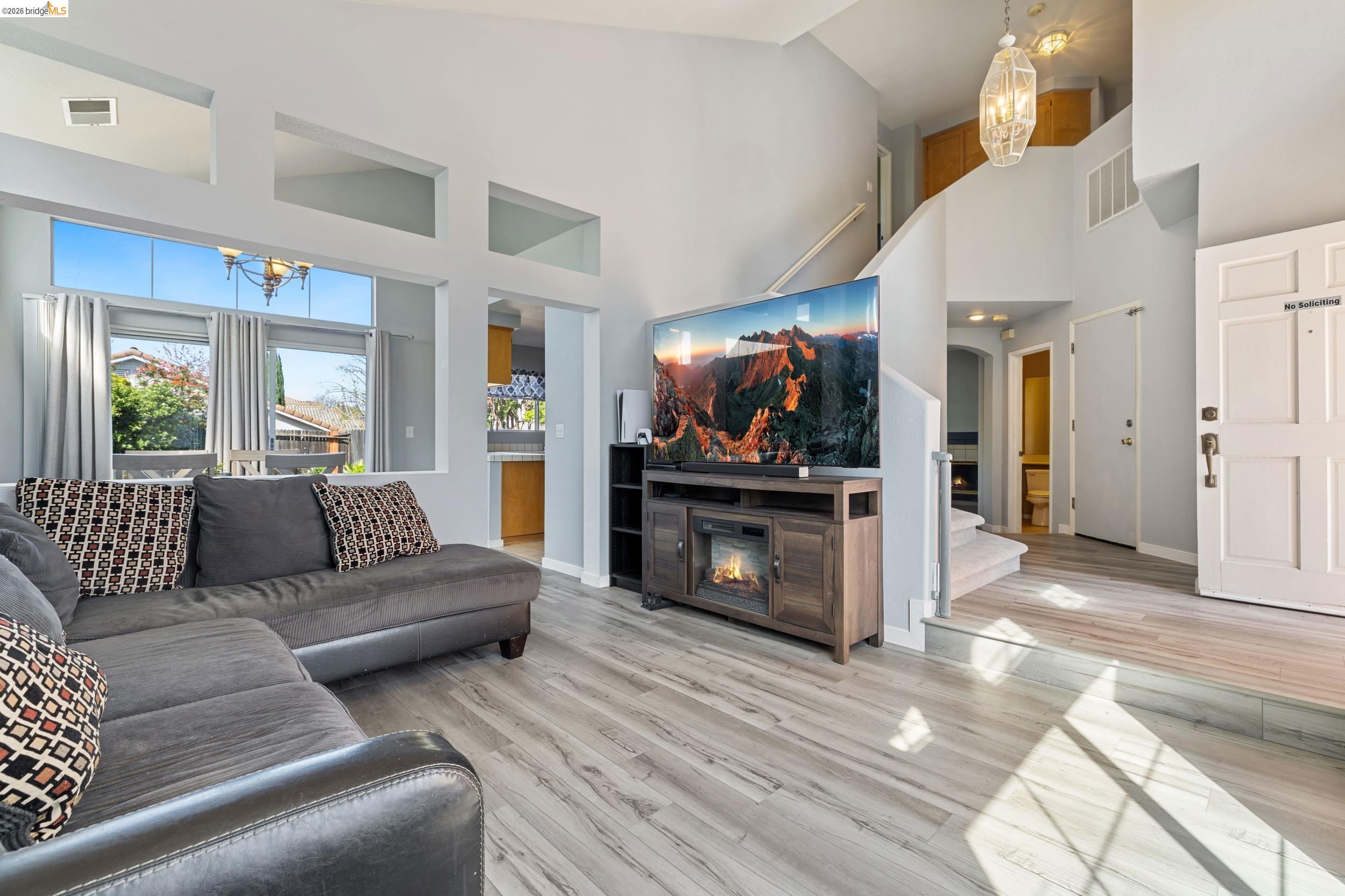 Detail Gallery Image 4 of 40 For 4924 Stirrup Way, Antioch,  CA 94531 - 3 Beds | 2/1 Baths