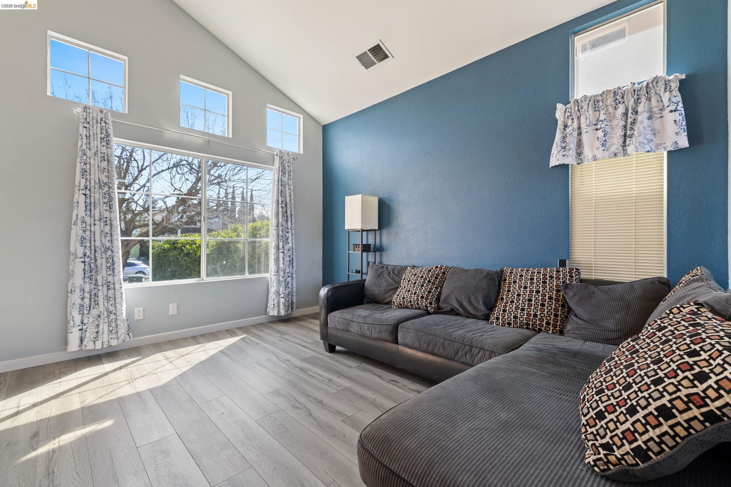 Detail Gallery Image 5 of 40 For 4924 Stirrup Way, Antioch,  CA 94531 - 3 Beds | 2/1 Baths